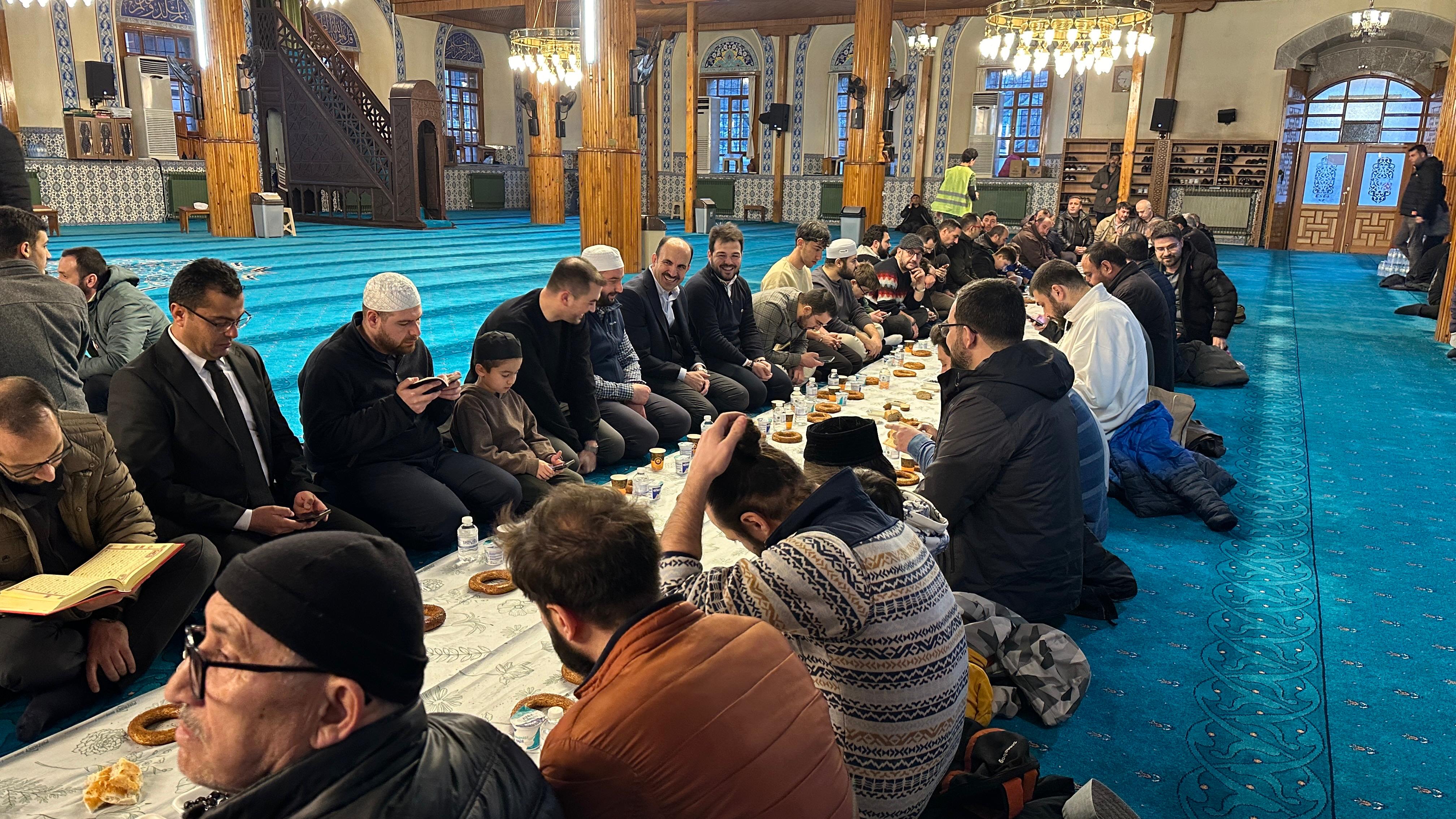 BAŞKAN ALTAY KAPI CAMİİ’NDE GELENEK OLARAK SÜRDÜRÜLEN “ÜMMET İFTARI”NIN BEREKETİNE ORTAK OLDU - Görsel 9