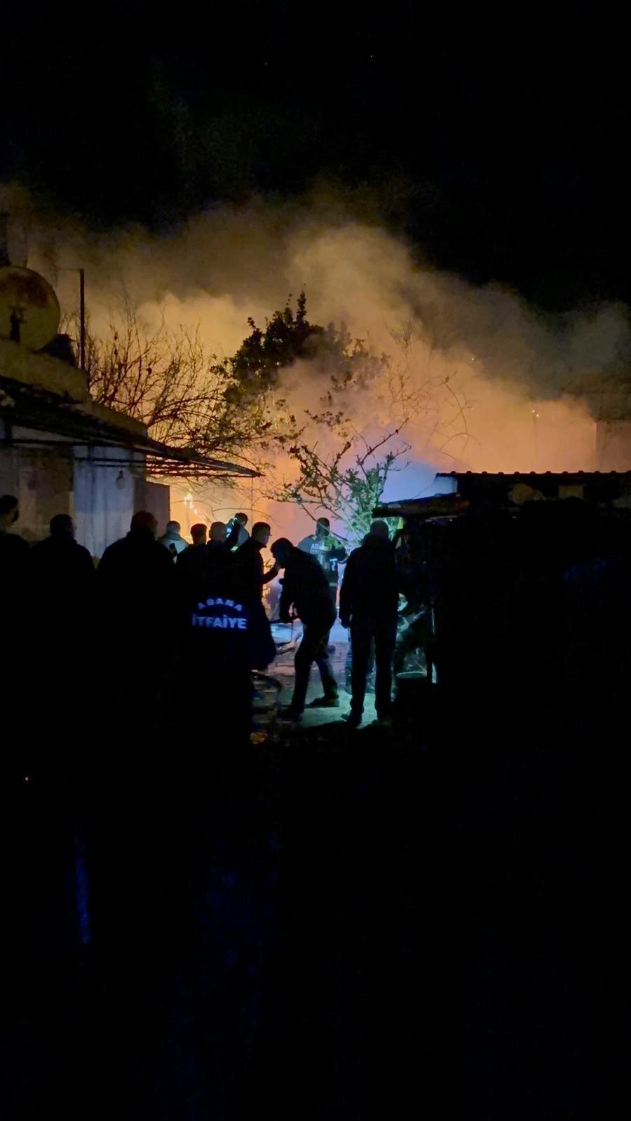 Adana'da bir evin deposunda çıkan yangından 40 güvercin öldü - Görsel 4