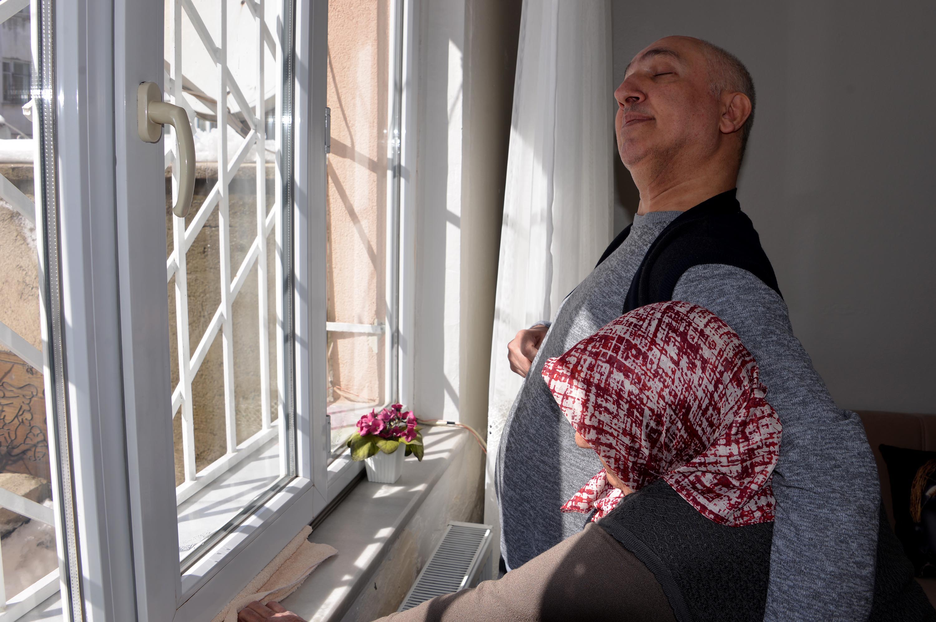 78 yaşındaki annenin tek isteği, 22 yıldır bakımını üstlendiği oğlunun güneşi görmesi - Görsel 2