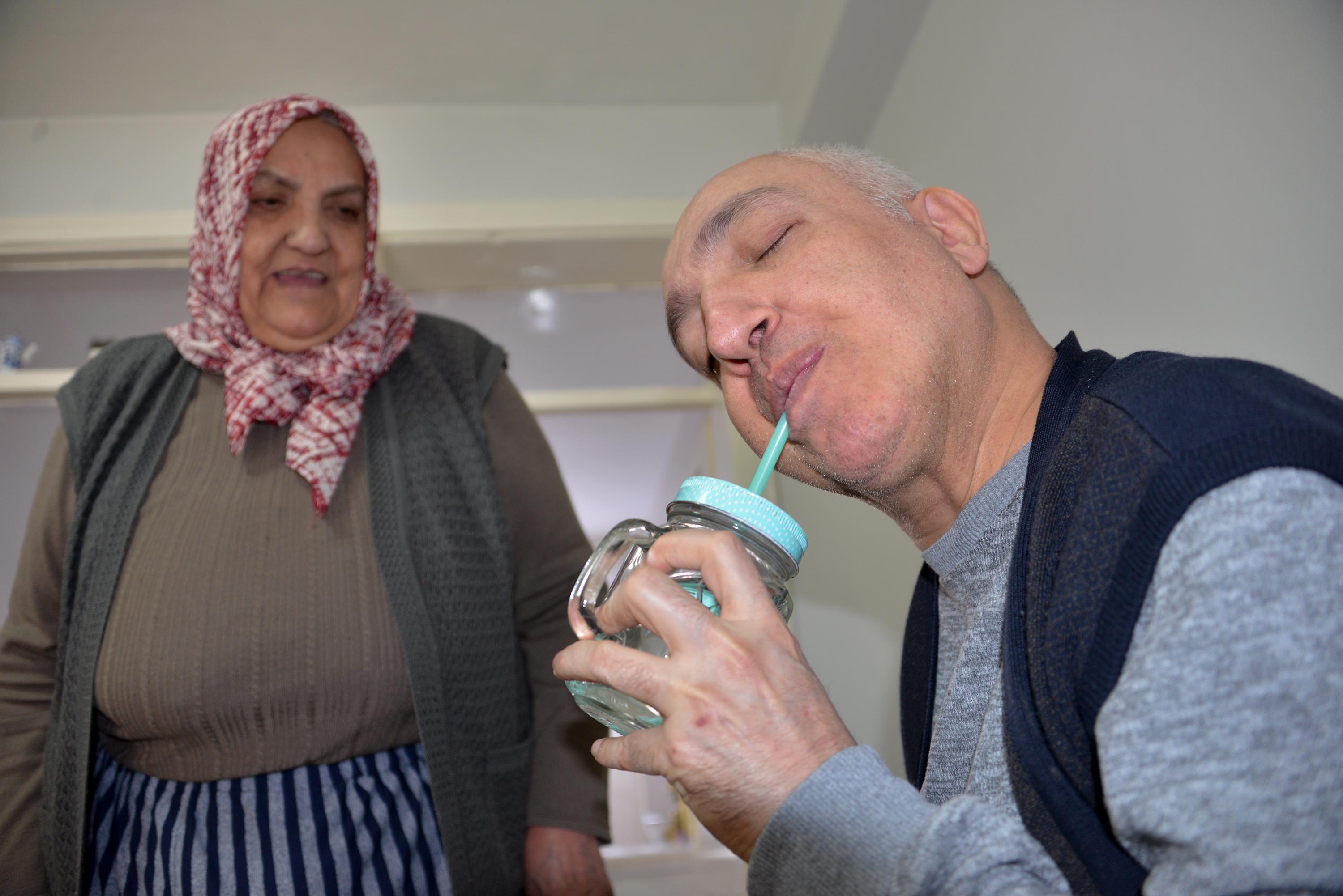 78 yaşındaki annenin tek isteği, 22 yıldır bakımını üstlendiği oğlunun güneşi görmesi - Görsel 4