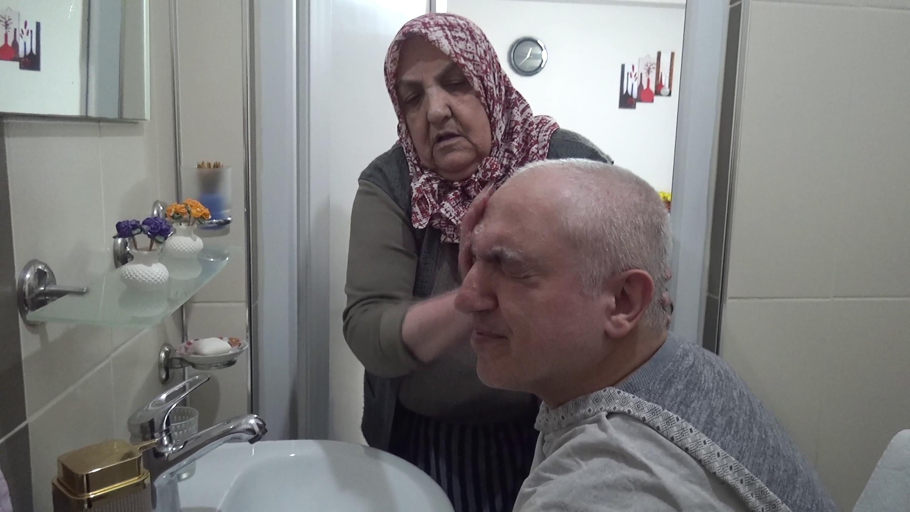 78 yaşındaki annenin tek isteği, 22 yıldır bakımını üstlendiği oğlunun güneşi görmesi - Görsel 6