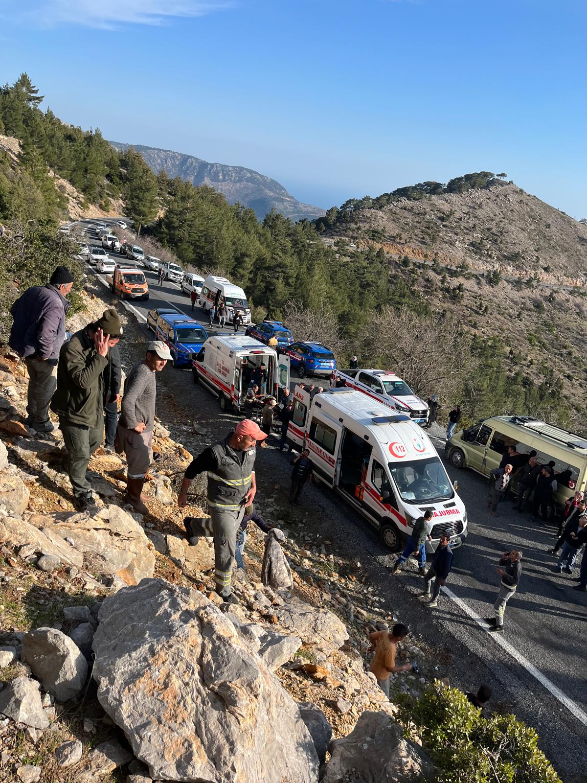 Mersin'de işçi servisi, uçurumdan yuvarlandı; 3 ölü, 11 yaralı - Görsel 1