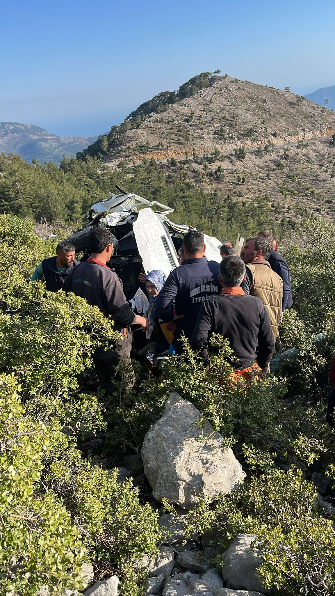 Mersin'de işçi servisi, uçurumdan yuvarlandı; 3 ölü, 11 yaralı - Görsel 2