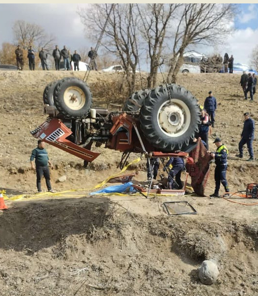 Devrilen traktörün altında kalarak hayatını kaybetti - Görsel 1