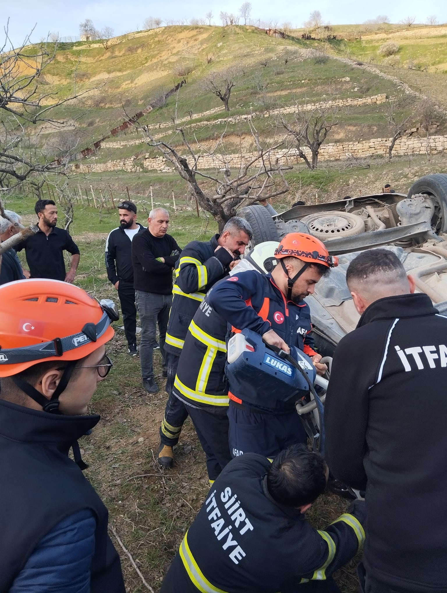 Hafif ticari araç şarampole yuvarlandı; baba ve kızı hayatını kaybetti - Görsel 1