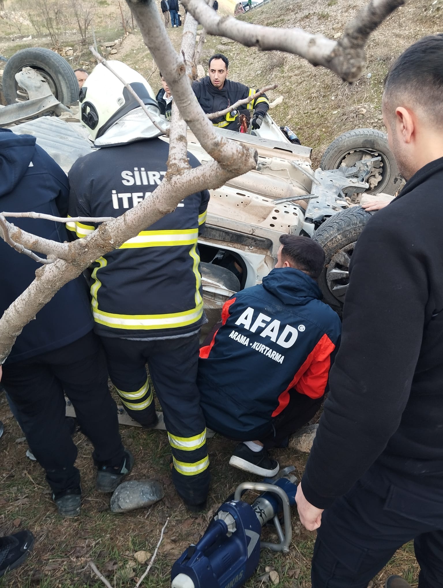 Hafif ticari araç şarampole yuvarlandı; baba ve kızı hayatını kaybetti - Görsel 3