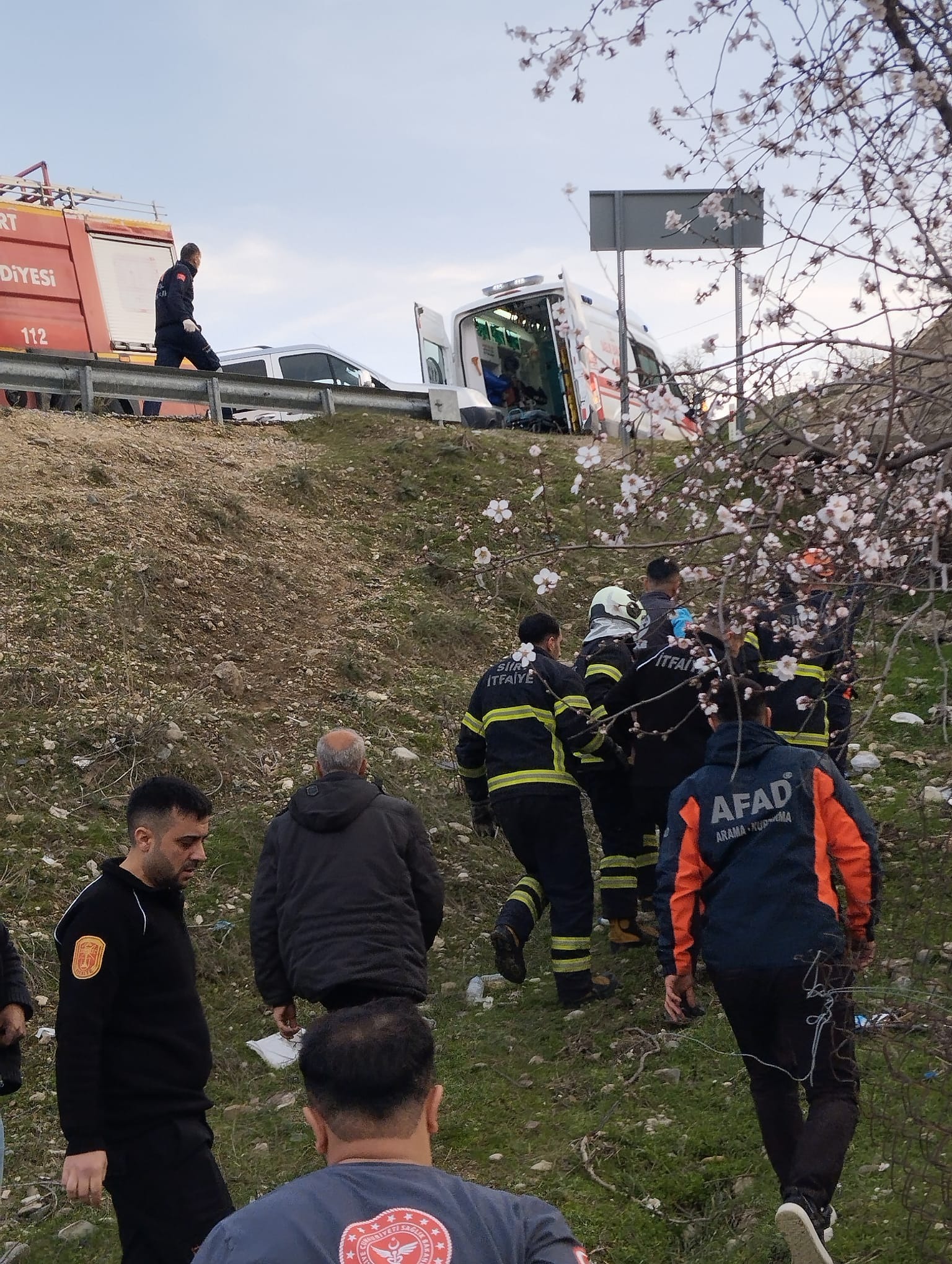 Hafif ticari araç şarampole yuvarlandı; baba ve kızı hayatını kaybetti - Görsel 4