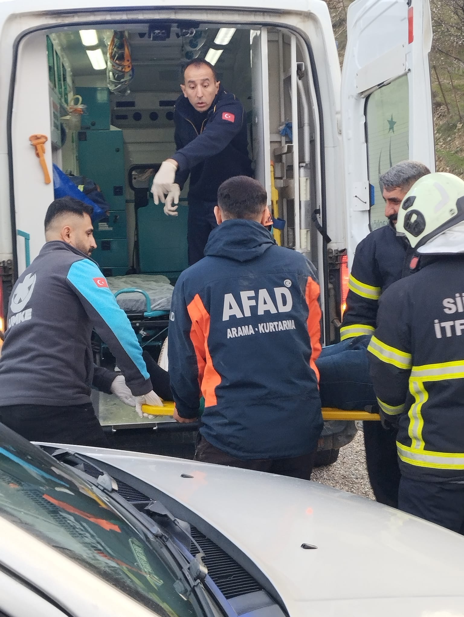 Hafif ticari araç şarampole yuvarlandı; baba ve kızı hayatını kaybetti - Görsel 5