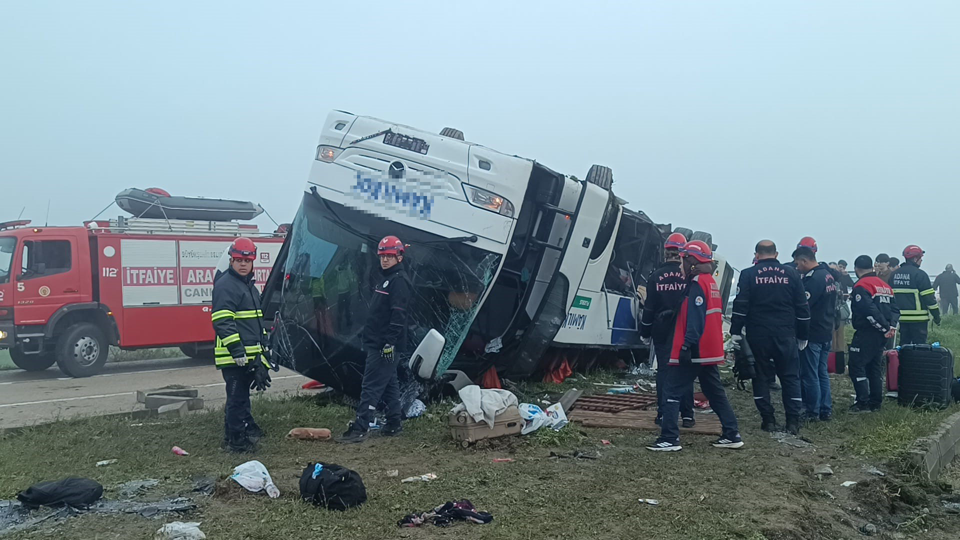 Yolcu otobüsü refüje devrildi: 2 ölü, 20 yaralı  - Görsel 1