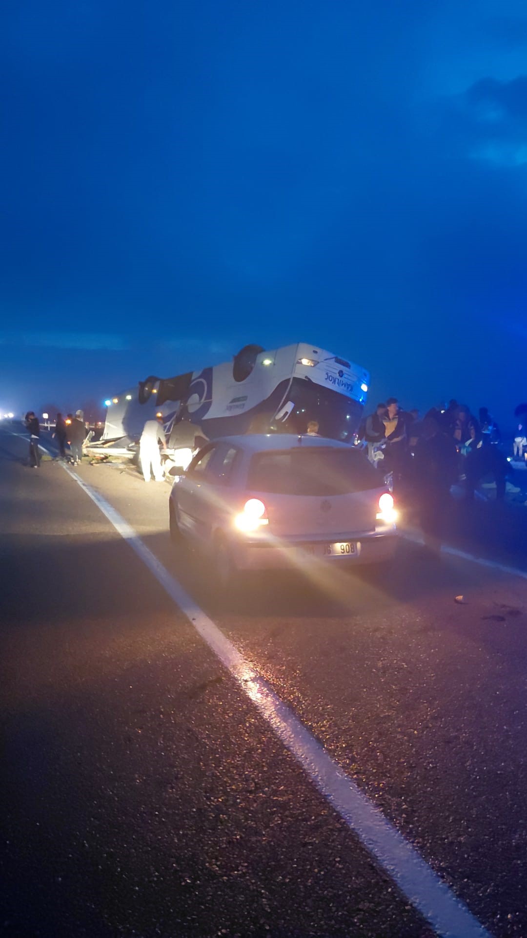 Yolcu otobüsü refüje devrildi: 2 ölü, 20 yaralı  - Görsel 3