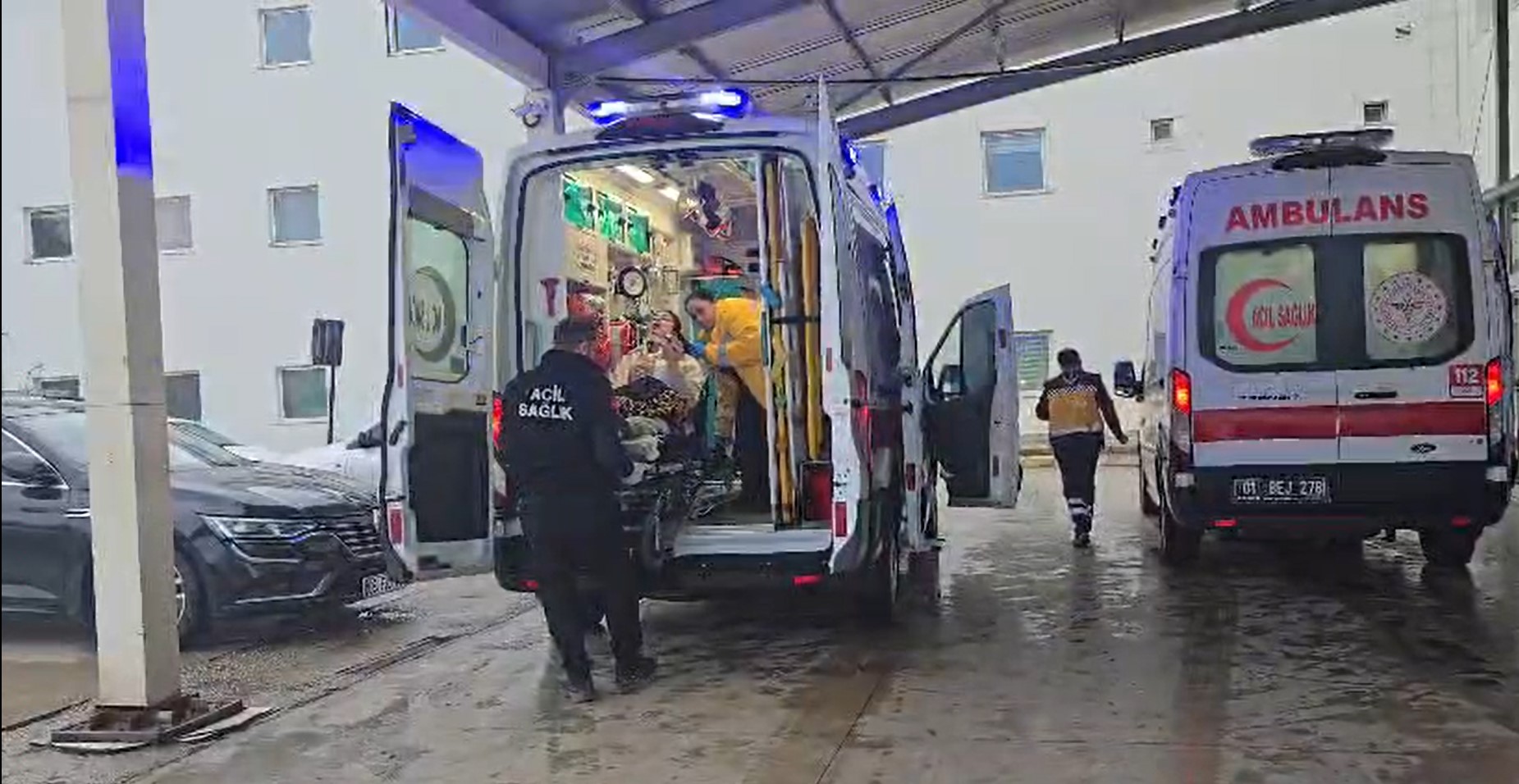 Yolcu otobüsü refüje devrildi: 2 ölü, 20 yaralı  - Görsel 4