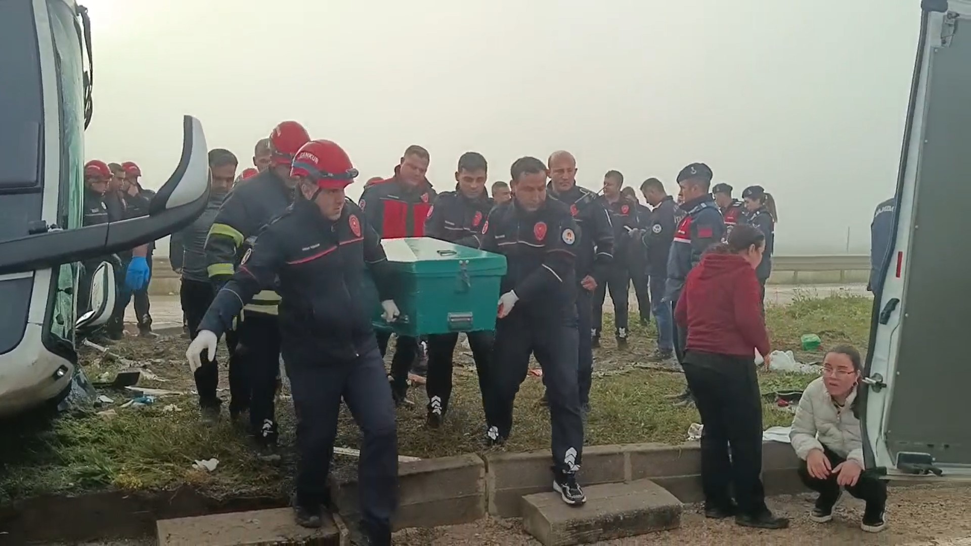 Yolcu otobüsü refüje devrildi: 2 ölü, 20 yaralı  - Görsel 5