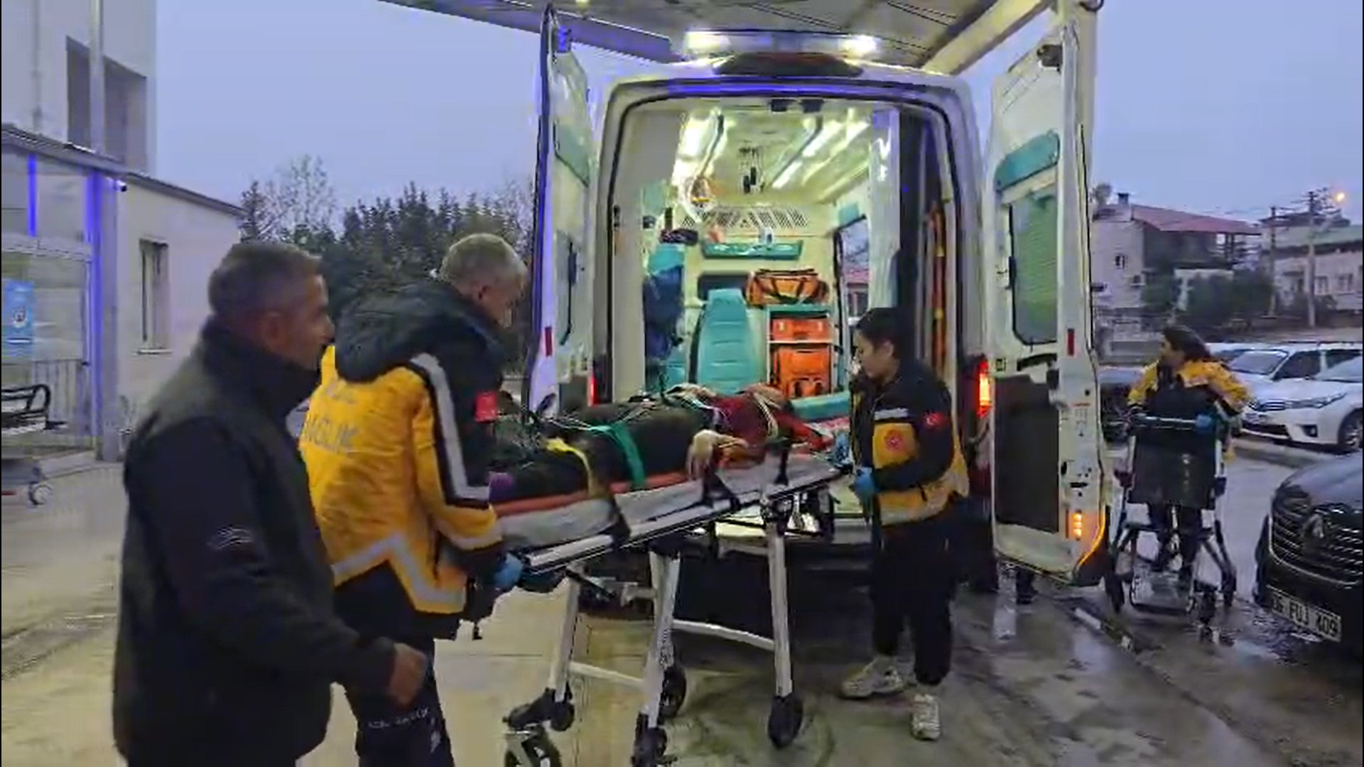 Yolcu otobüsü refüje devrildi: 2 ölü, 20 yaralı  - Görsel 6