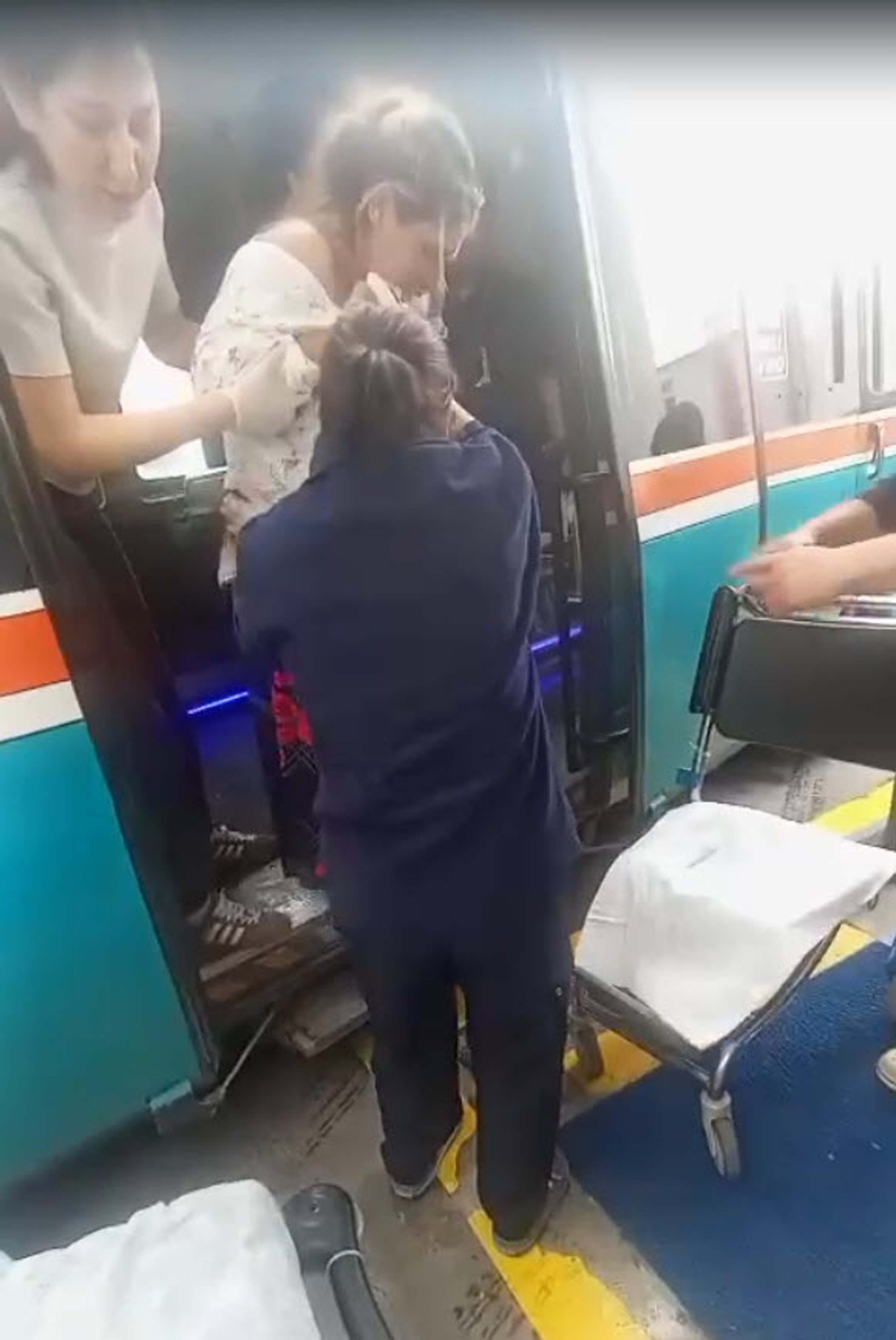 İzmir'de şehir içi dolmuşta doğum yaptı; anne ve kız bebeğin durumu iyi - Görsel 1