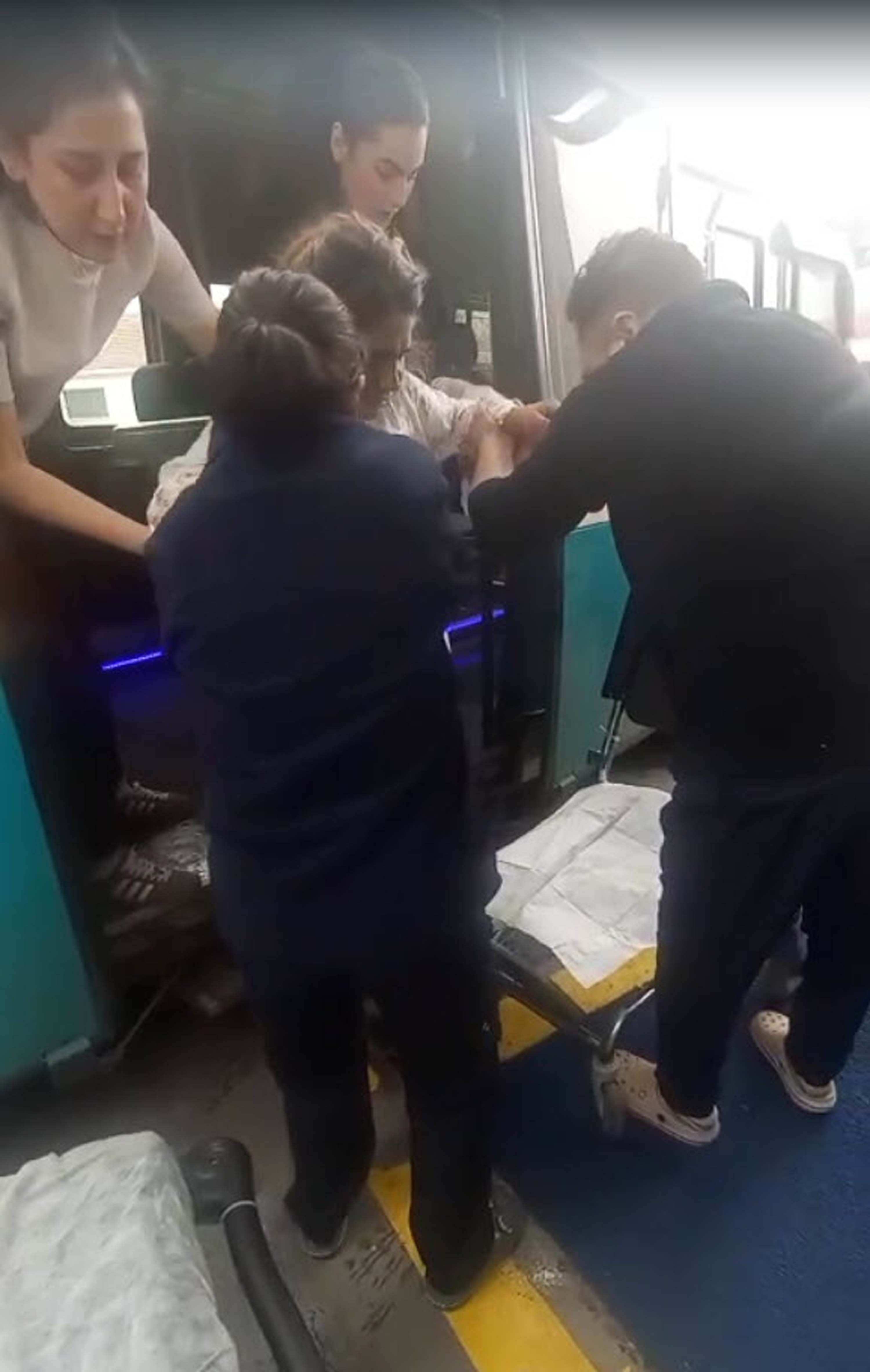 İzmir'de şehir içi dolmuşta doğum yaptı; anne ve kız bebeğin durumu iyi - Görsel 2