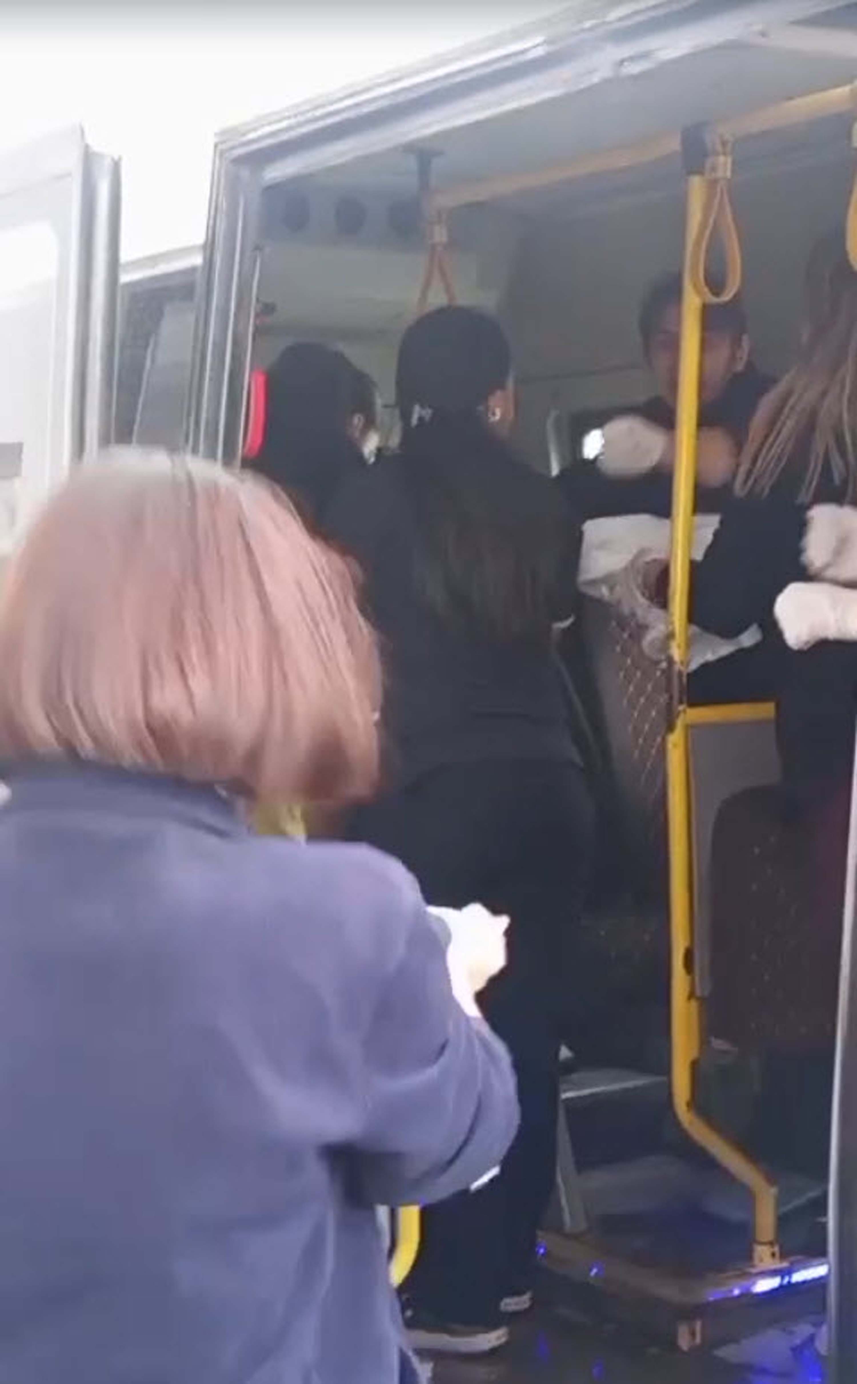 İzmir'de şehir içi dolmuşta doğum yaptı; anne ve kız bebeğin durumu iyi - Görsel 3