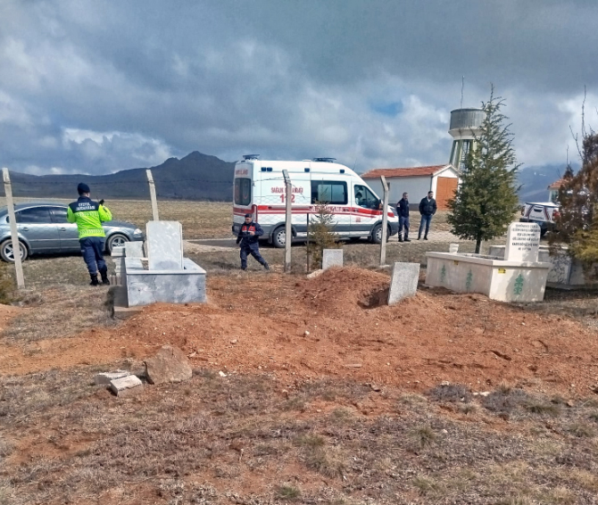 Aksaray - Boşanma aşamasındaki eşini anne ve babasının mezarı başında öldürüp, baldızını yaraladı - Görsel 9
