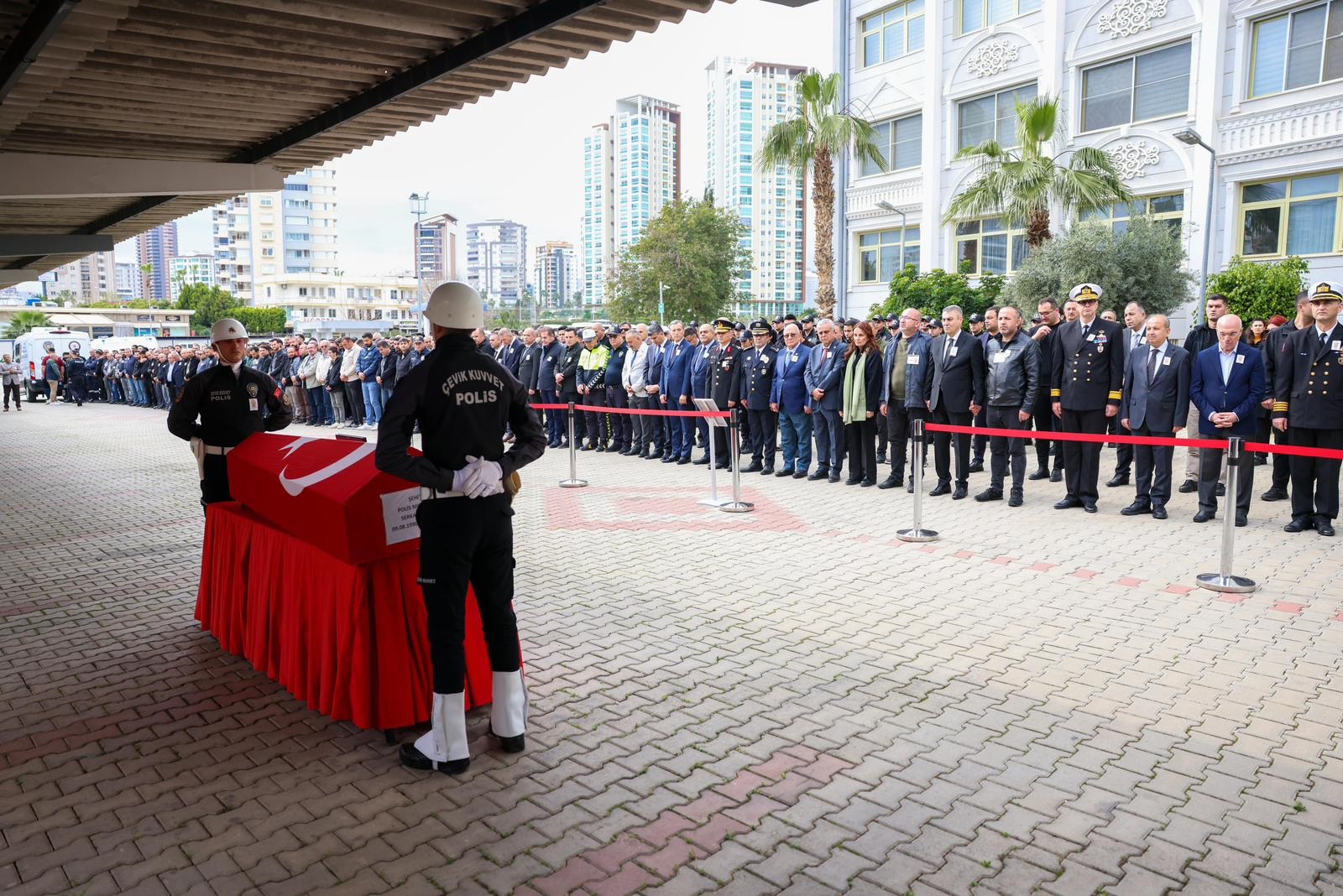 Mersin'de geçirdiği kazada şehit olan polis memuru için tören düzenlendi - Görsel 1