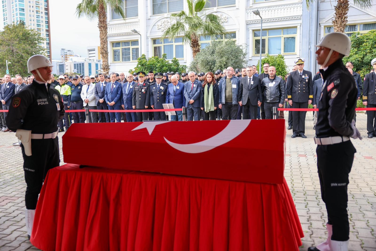Mersin'de geçirdiği kazada şehit olan polis memuru için tören düzenlendi - Görsel 2