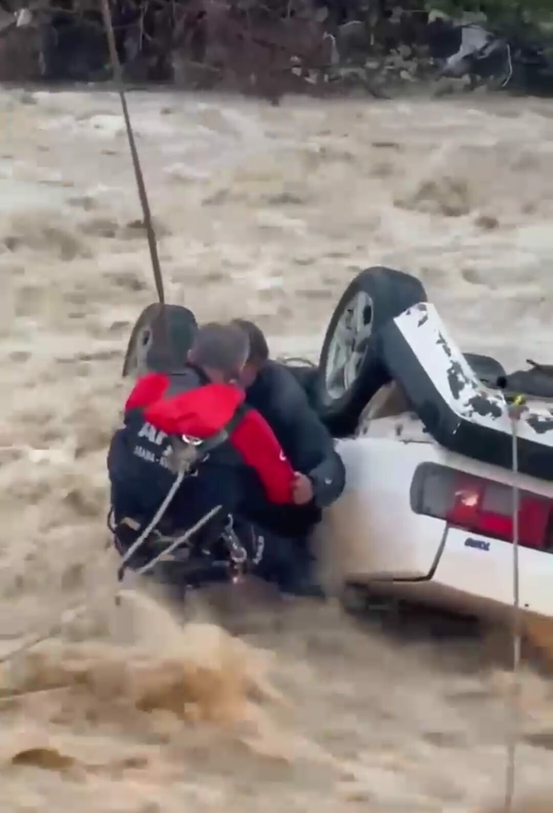 Muğla’da otomobil sel sularına kapıldı: 1 ölü, 1 yaralı - Görsel 2