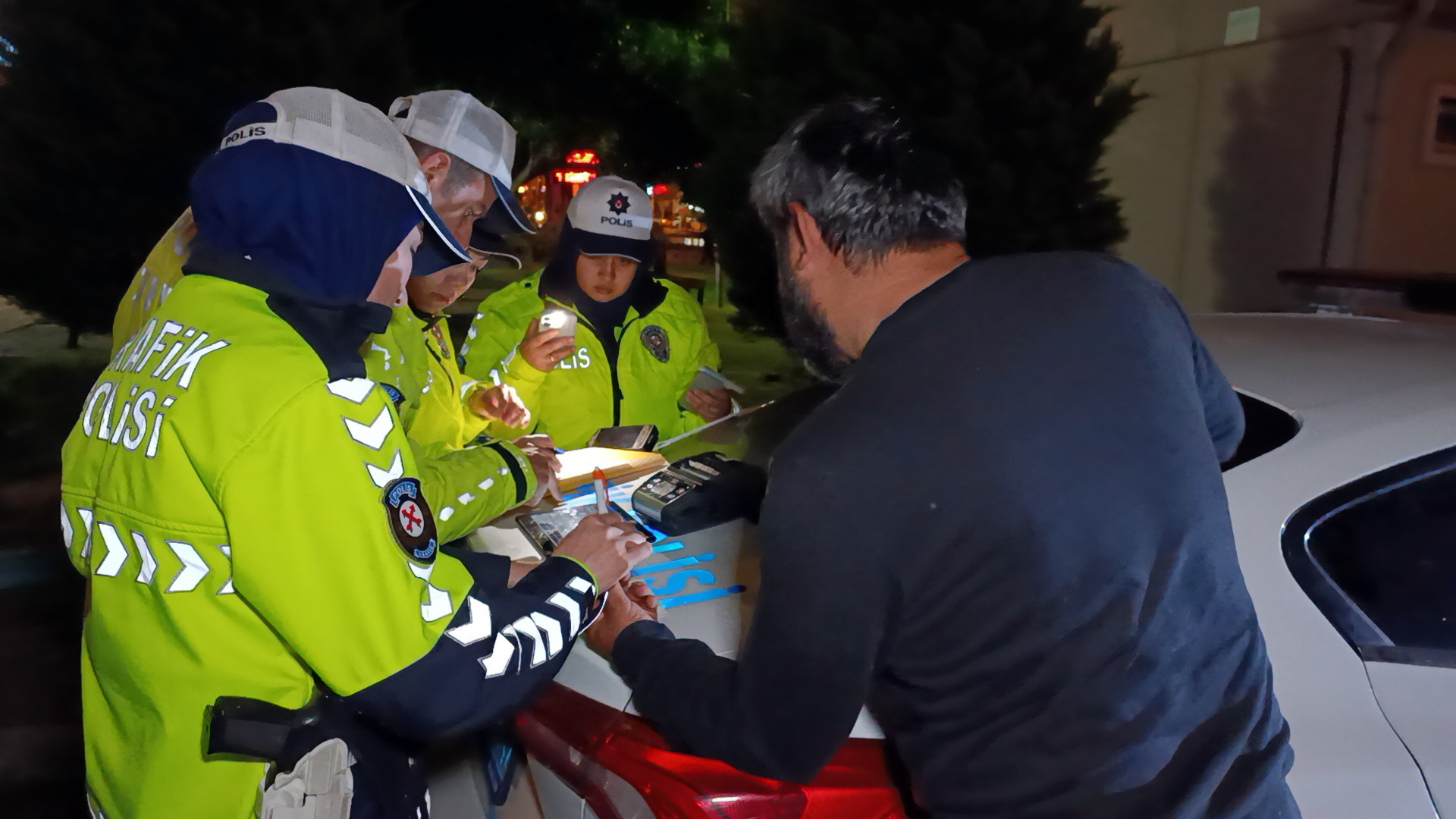 Trafik denetiminde ehliyeti iptal edildi, 'Beni çekmeyin, avukatım' dedi - Görsel 2