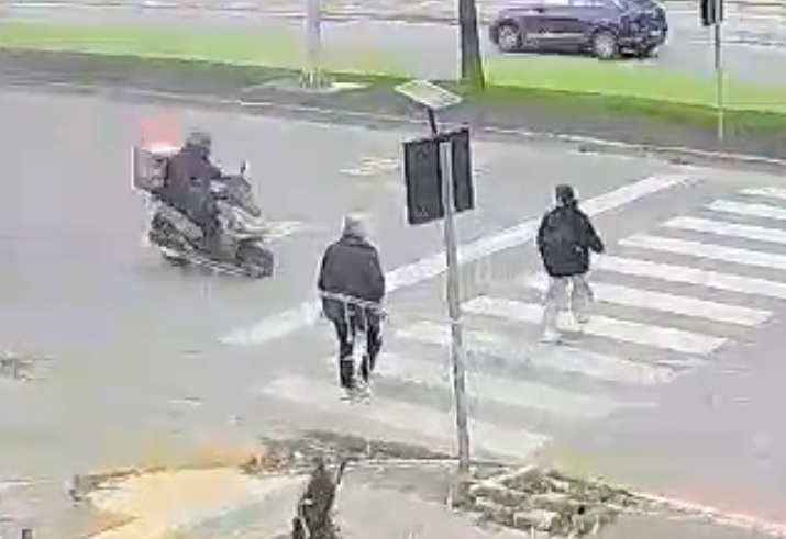 Mersin'de motokuryenin yaya geçidinde çocuğa çarptığı kaza kamerada: 1 yaralı - Görsel 1