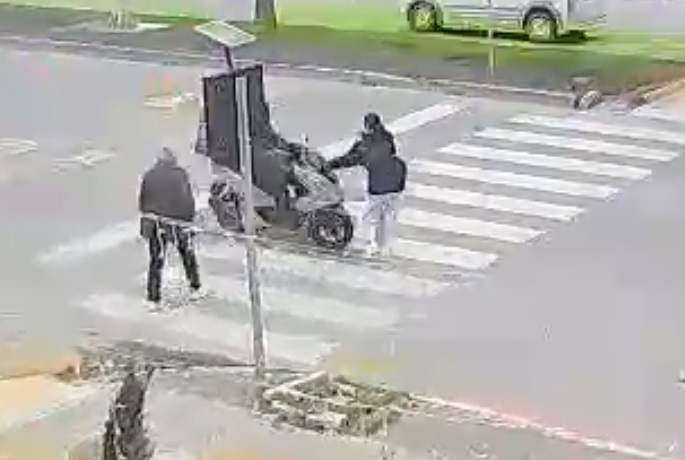 Mersin'de motokuryenin yaya geçidinde çocuğa çarptığı kaza kamerada: 1 yaralı - Görsel 2