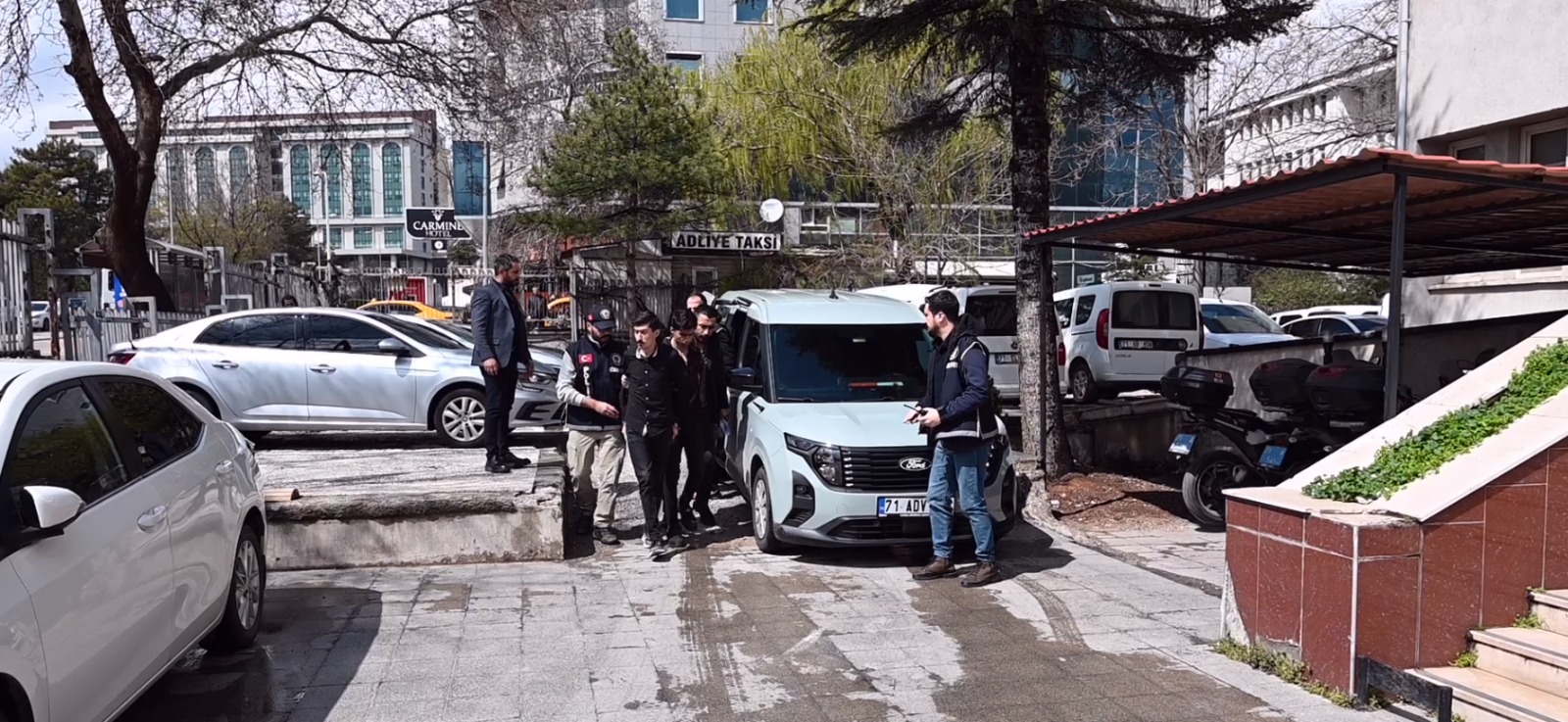 Babalarını bıçak ve nacak ile öldüren 2 kardeş, adliyeye sevk edildi - Görsel 1