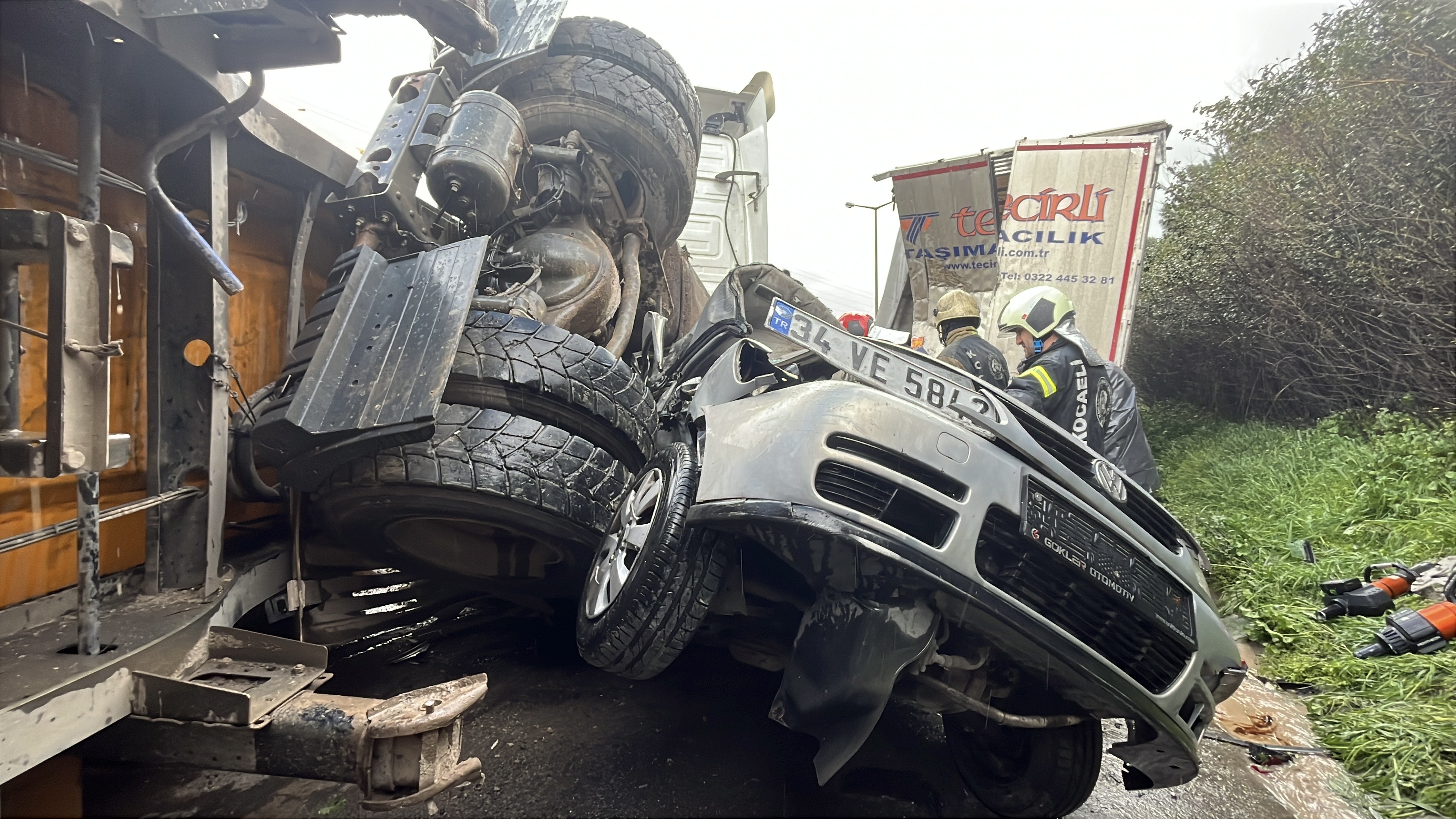 TEM’de 2 TIR, tanker ve otomobil çarpıştı: 2 ölü - Görsel 1