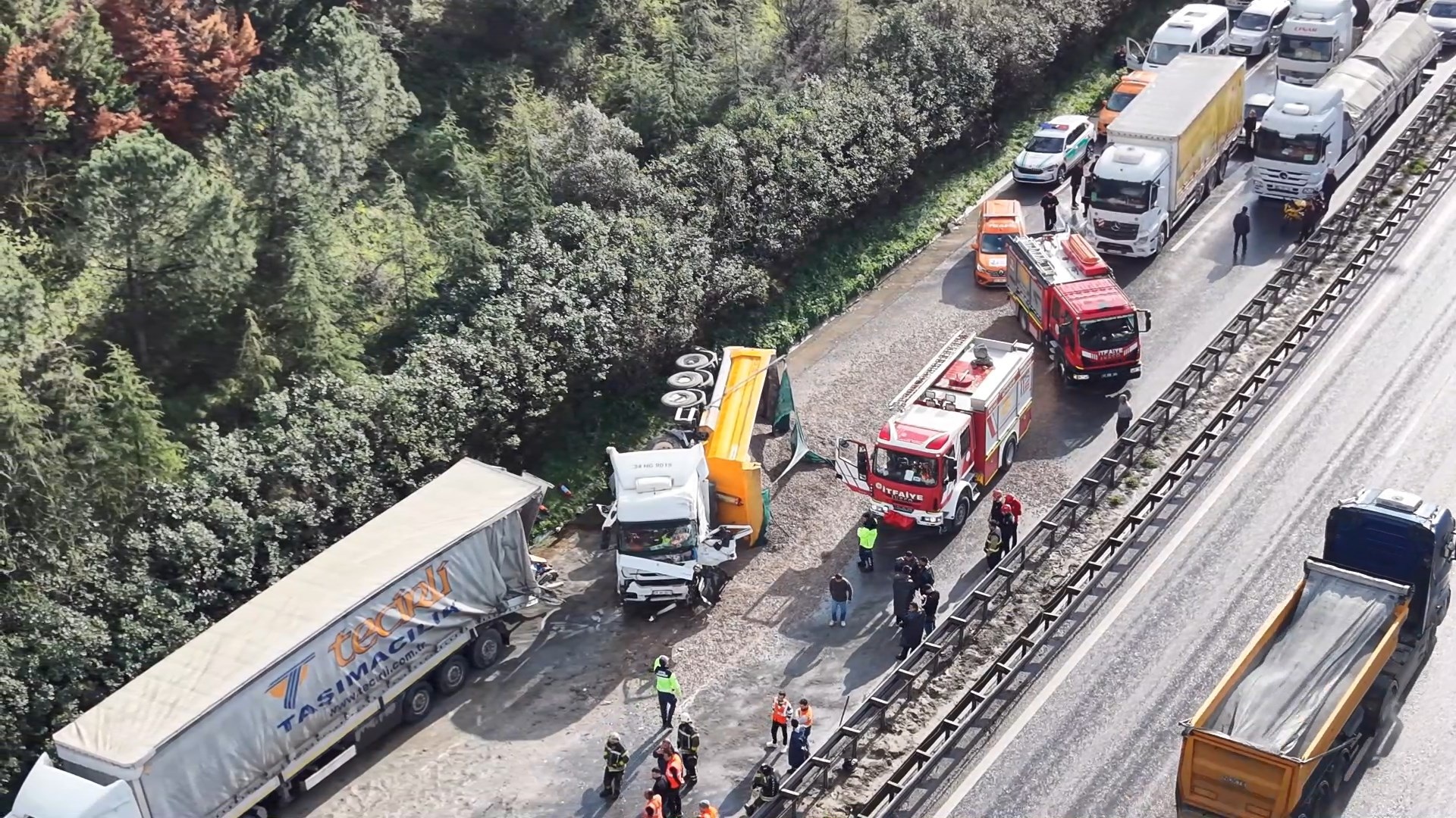 TEM’de 2 TIR, tanker ve otomobil çarpıştı: 2 ölü - Görsel 2