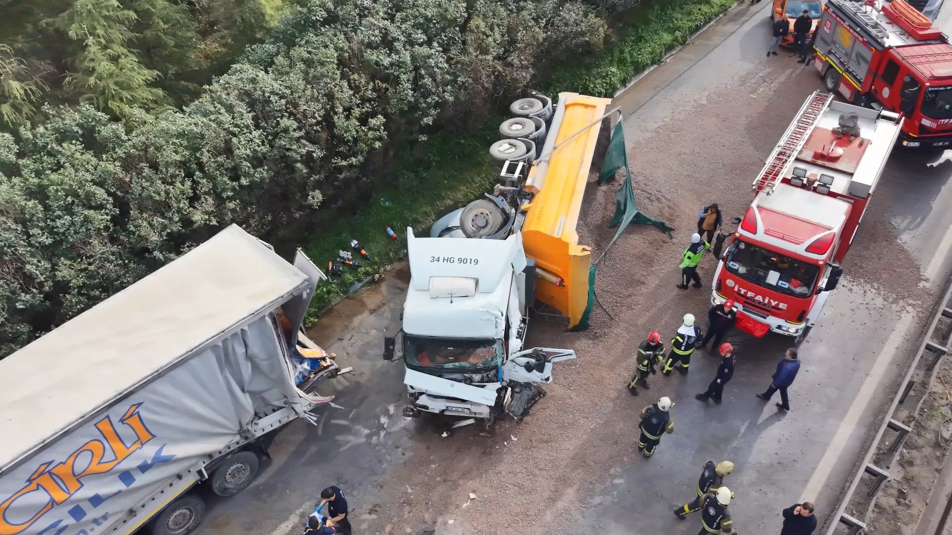 TEM’de 2 TIR, tanker ve otomobil çarpıştı: 2 ölü - Görsel 3