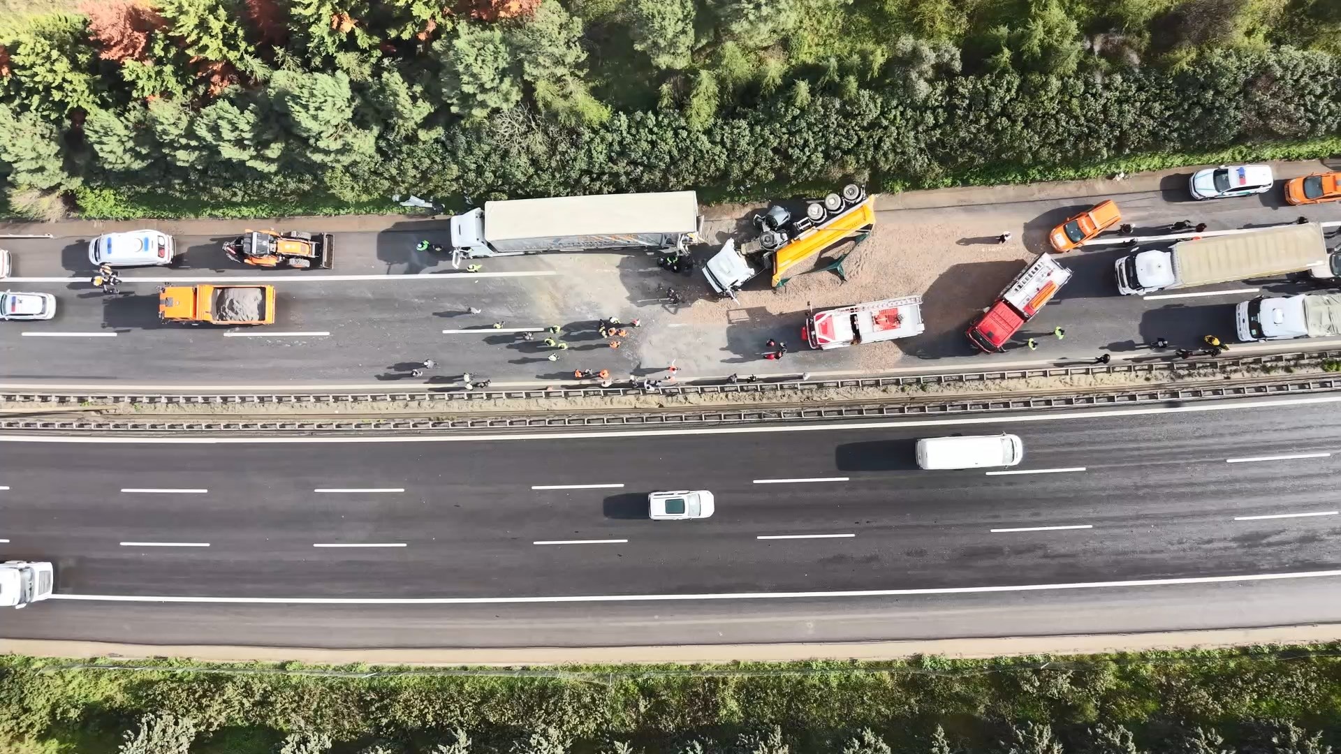 TEM’de 2 TIR, tanker ve otomobil çarpıştı: 2 ölü - Görsel 5