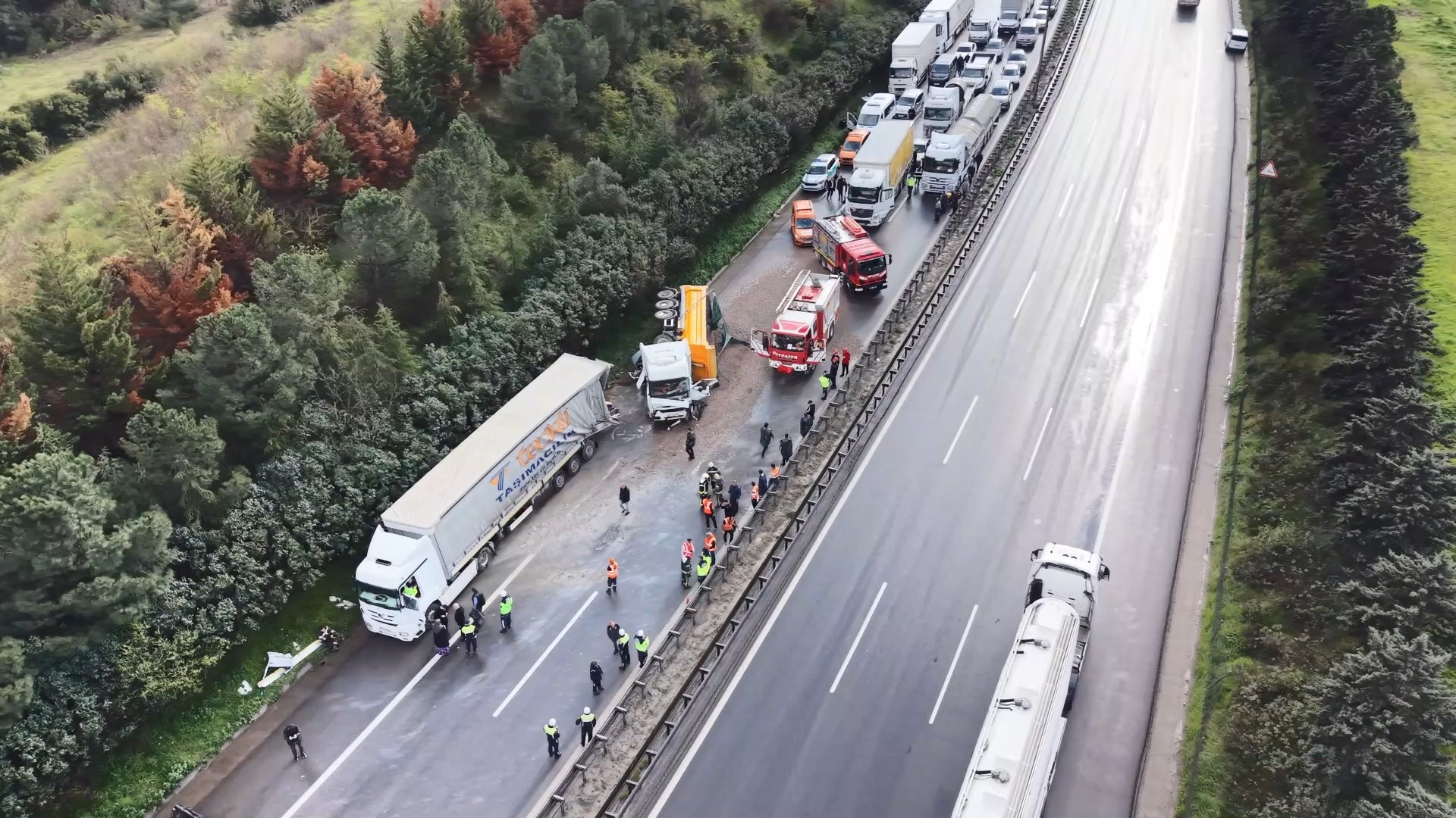 TEM’de 2 TIR, tanker ve otomobil çarpıştı: 2 ölü - Görsel 6