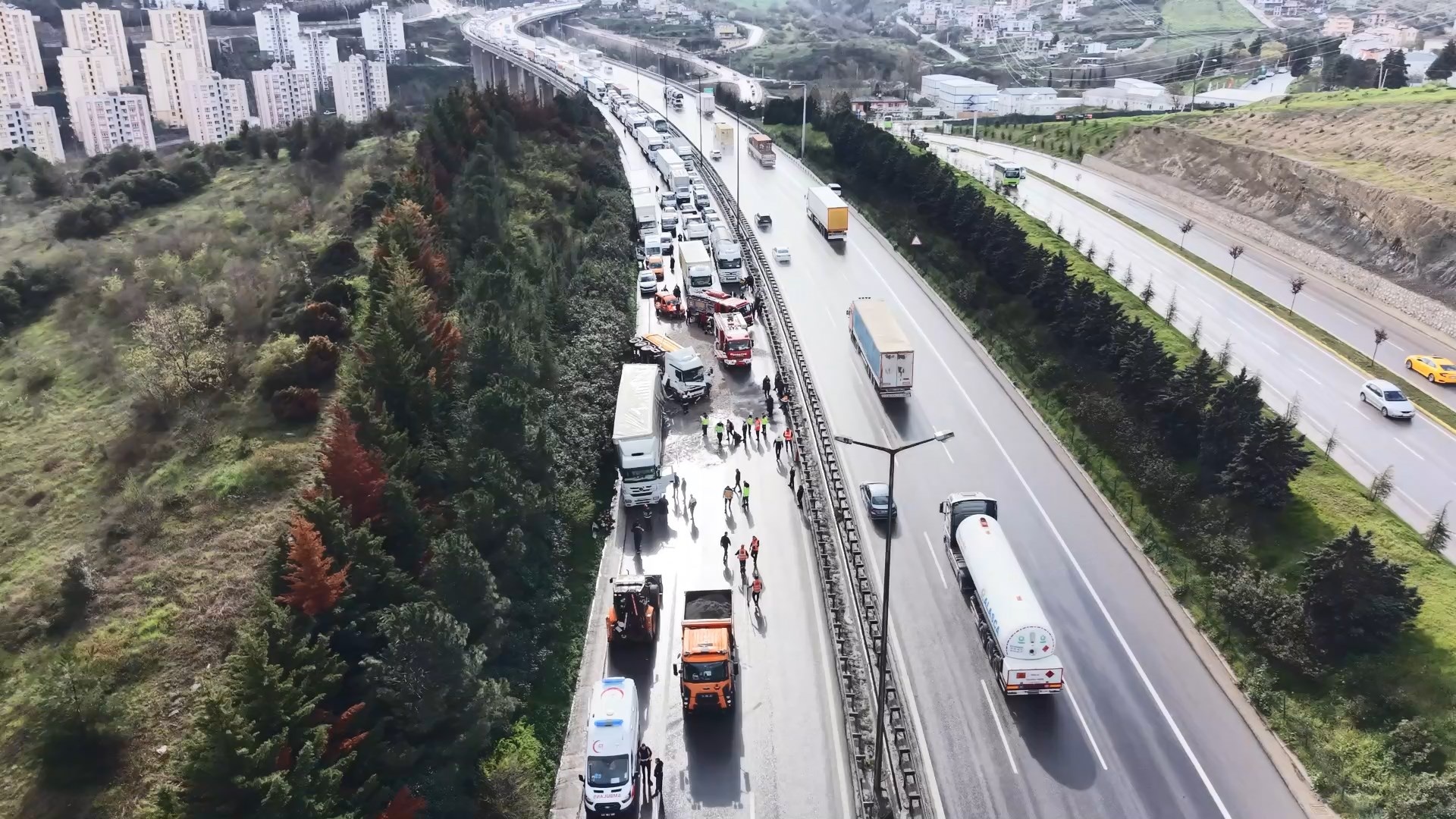 TEM’de 2 TIR, tanker ve otomobil çarpıştı: 2 ölü - Görsel 7