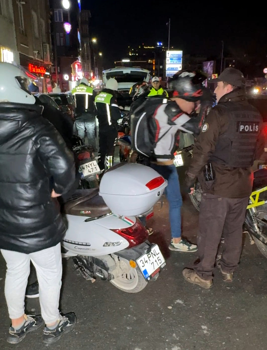 İstanbul- Avcılar'da denetim: Far yerine 'V for Vendetta' maskeli motosiklete ceza yağdı - Görsel 2