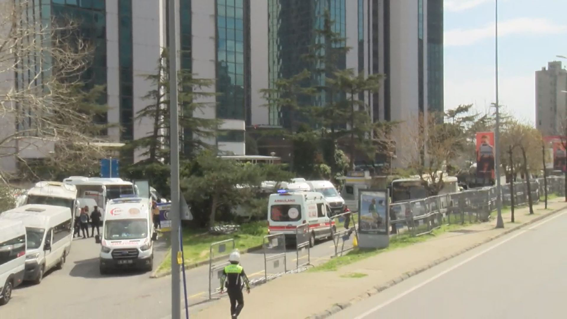 İsrail Konsolosluğu'nun da bulunduğu binanın önünde çatışma; 3 şüpheli etkisiz hale getirildi  - Görsel 2