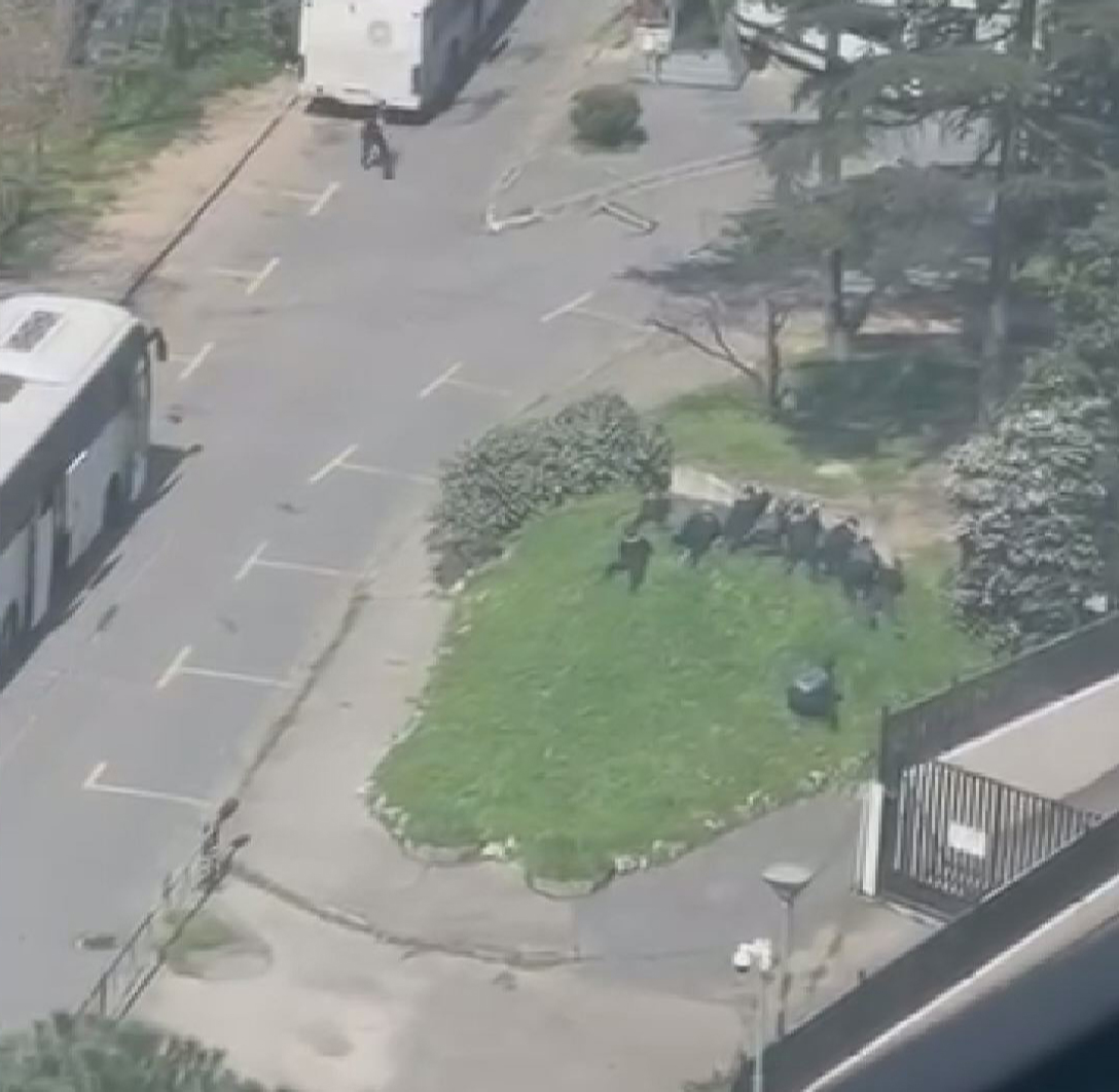 İsrail Konsolosluğu'nun da bulunduğu binanın önünde çatışma; 3 şüpheli etkisiz hale getirildi  - Görsel 9