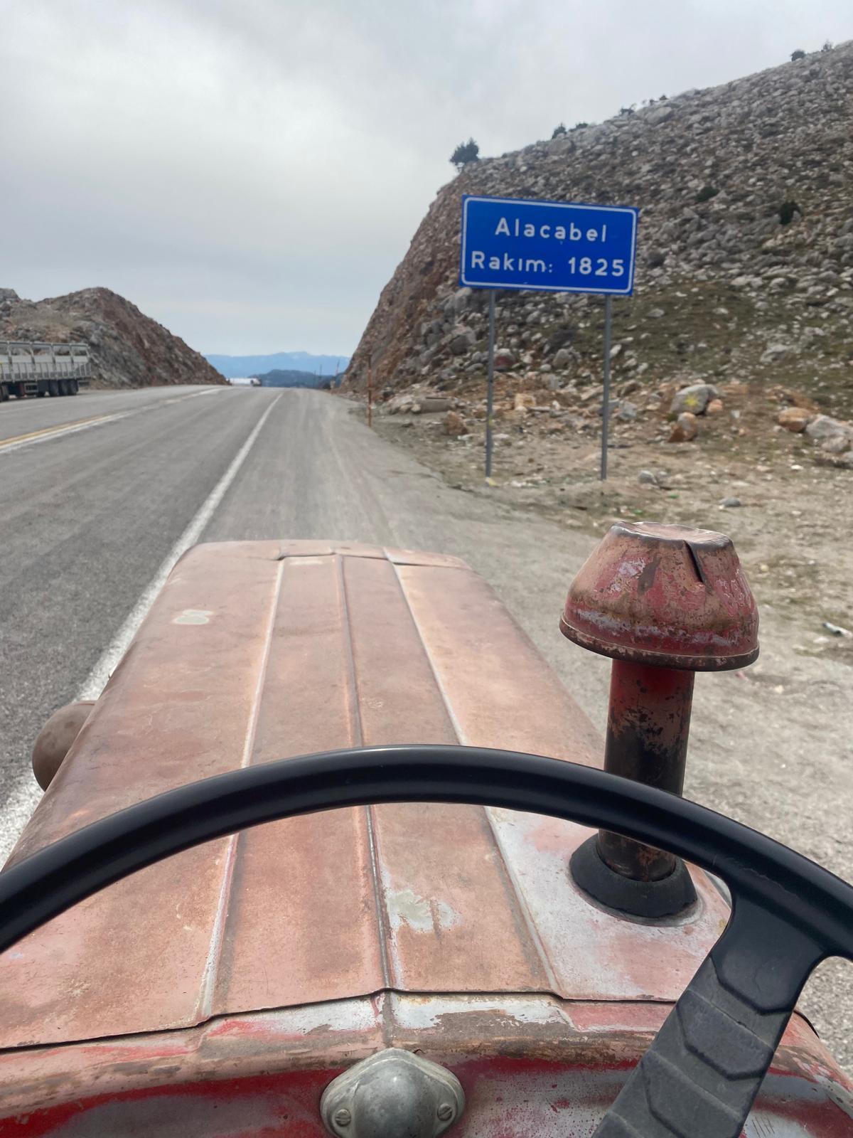 Seydişehirli çiftçi Yasin Kılıç, Çekici Fiyatına Kızdı, 54 Yıllık Traktörüyle  Alacabeli Aştı! - Görsel 6