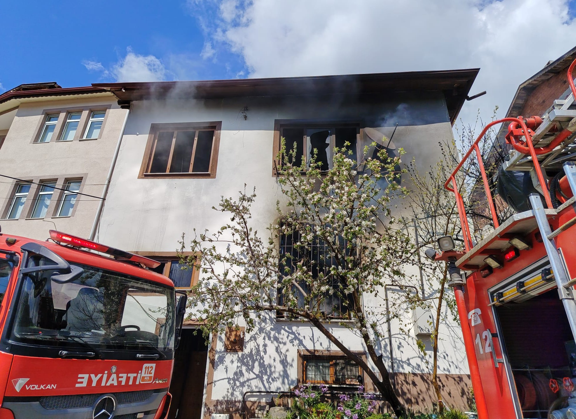 Komşusunun evindeki yangına müdahale etmek isteyen kadın, 5 gün sonra hastanede öldü - Görsel 1