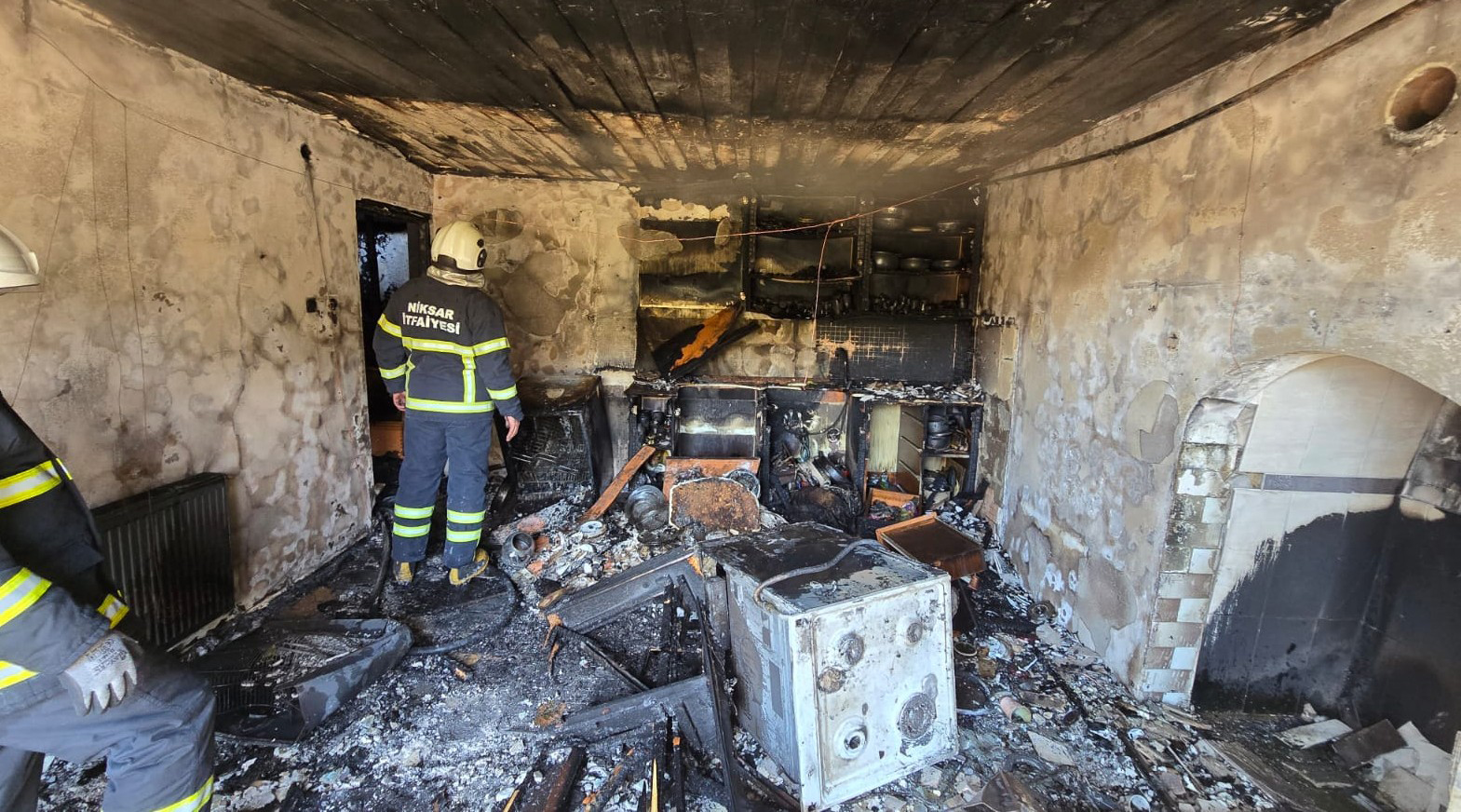 Komşusunun evindeki yangına müdahale etmek isteyen kadın, 5 gün sonra hastanede öldü - Görsel 2