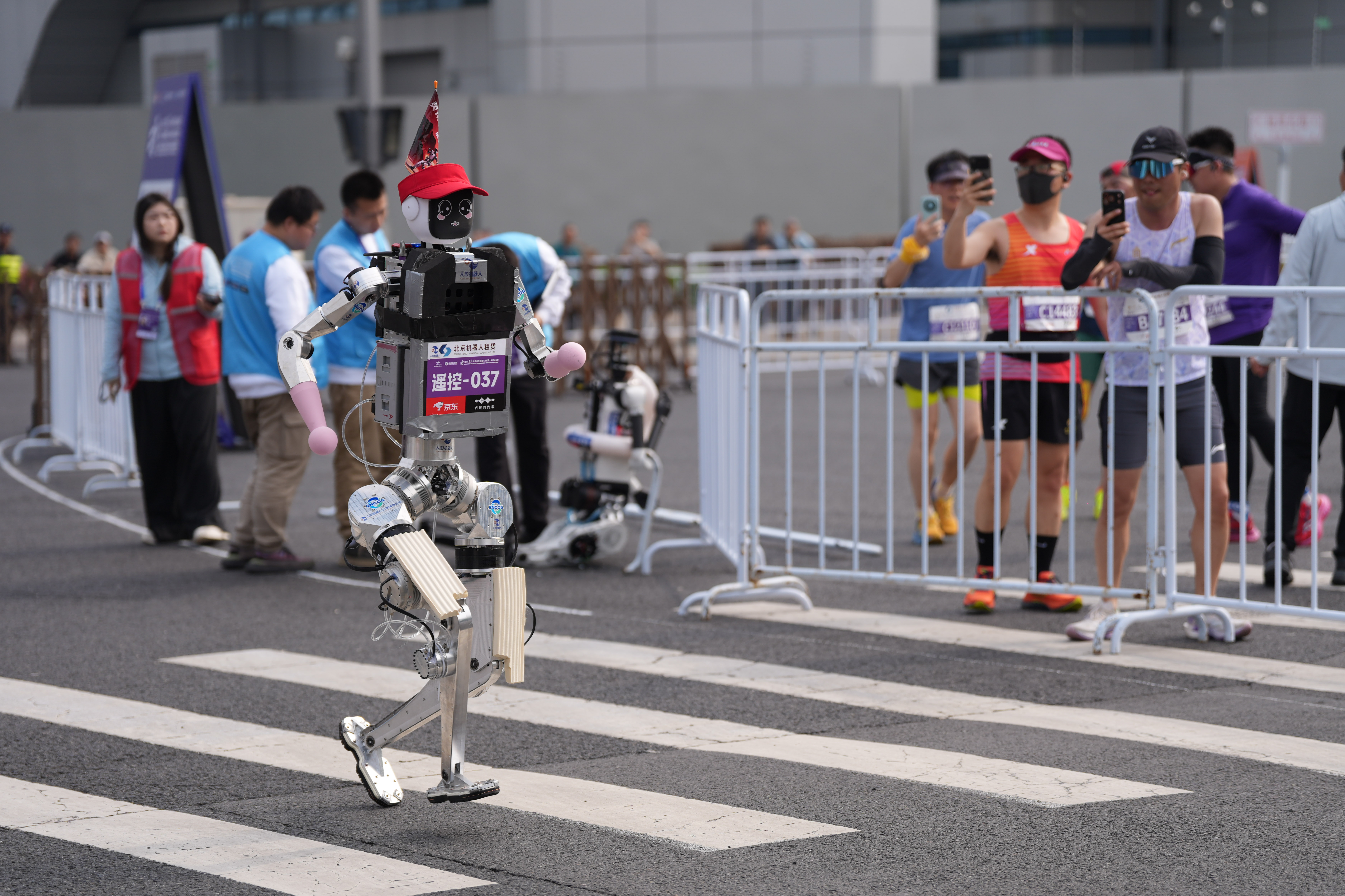 İnsansı robot yarı maratonda dünya rekorunu kırdı - Görsel 4