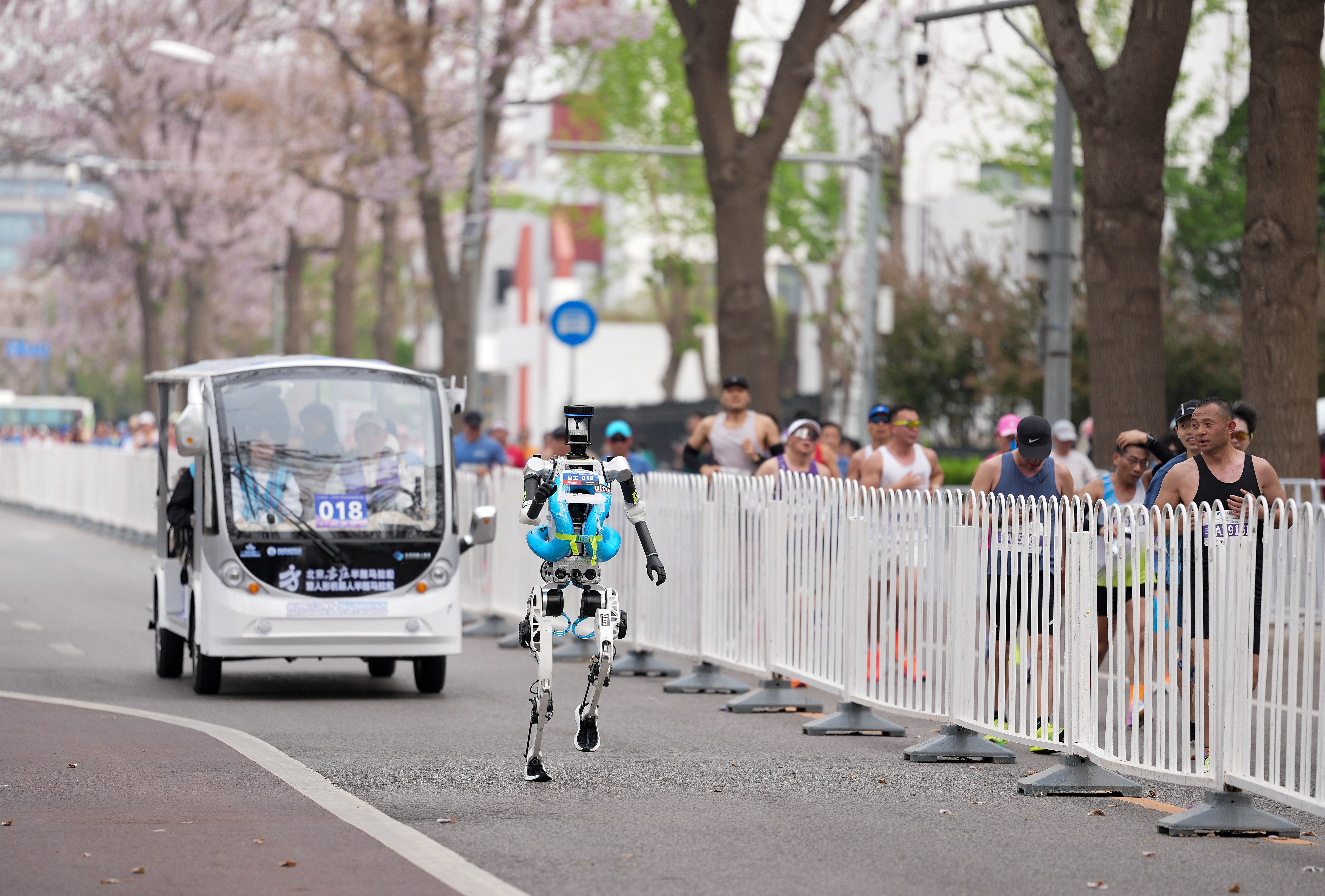 İnsansı robot yarı maratonda dünya rekorunu kırdı - Görsel 15