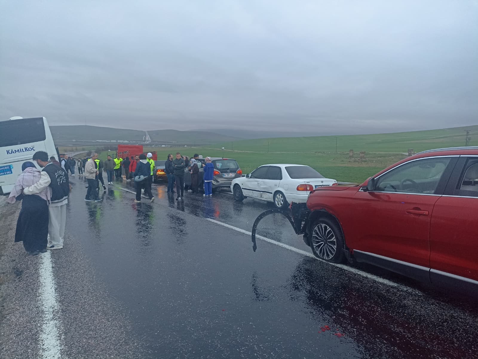 Aksaray - Yolcu otobüsü 10 araca çarparak durabildi: 7 yaralı - Görsel 1