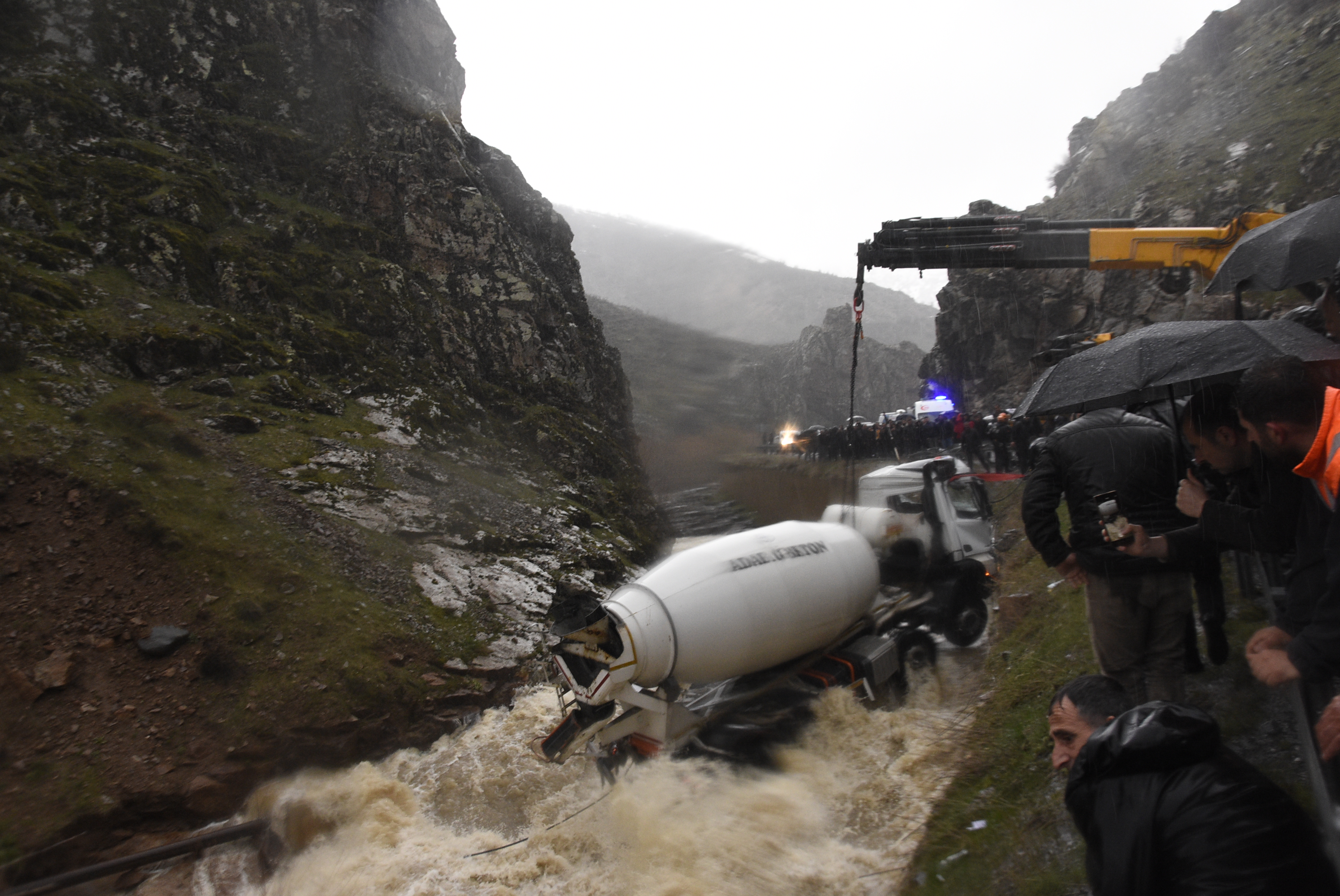 Bitlis - Dereye yuvarlanan beton mikserinin şoförü kayboldu - Görsel 1