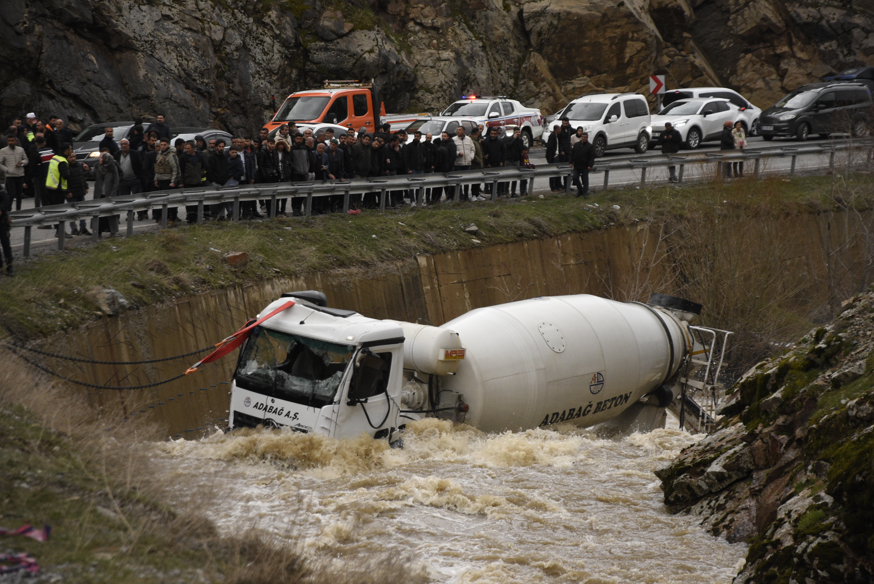 Bitlis - Dereye yuvarlanan beton mikserinin şoförü kayboldu - Görsel 3