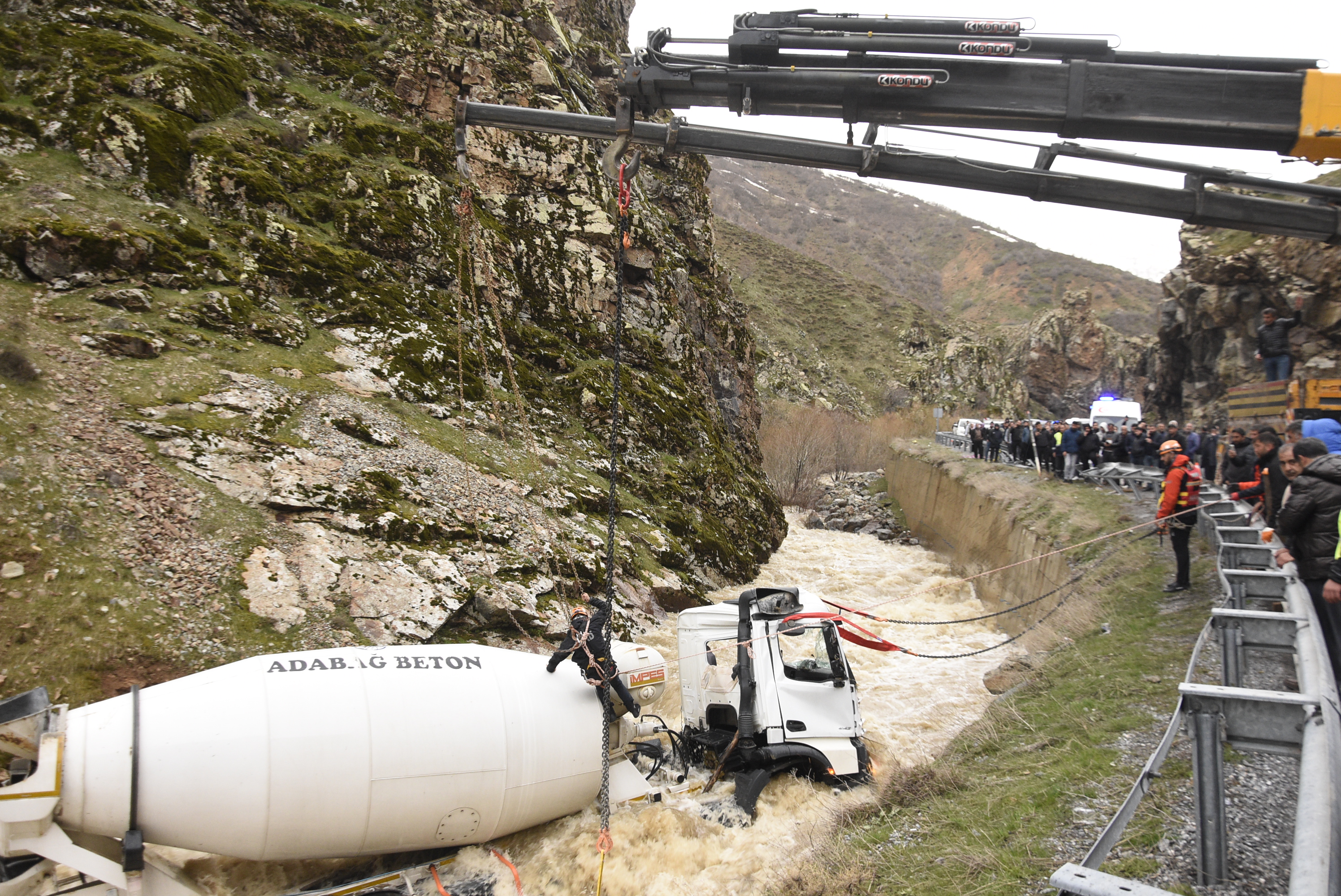 Bitlis - Dereye yuvarlanan beton mikserinin şoförü kayboldu - Görsel 4