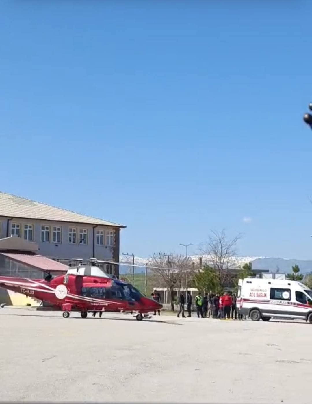 Ahırlı’da Feci Kaza: Kamyon Duvara Çarptı, Yaralı Sürücü İçin Hava Ambulansı Havalandı - Görsel 1
