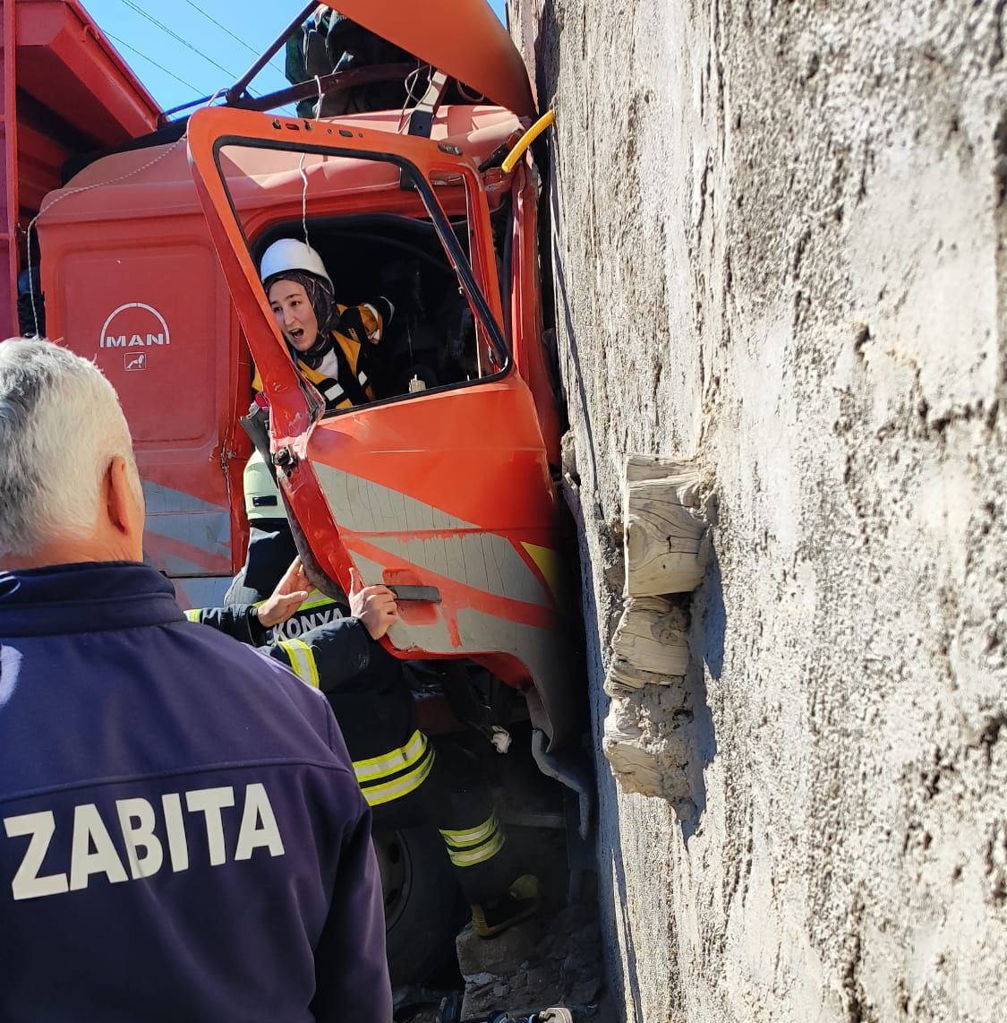 Ahırlı’da Feci Kaza: Kamyon Duvara Çarptı, Yaralı Sürücü İçin Hava Ambulansı Havalandı - Görsel 3
