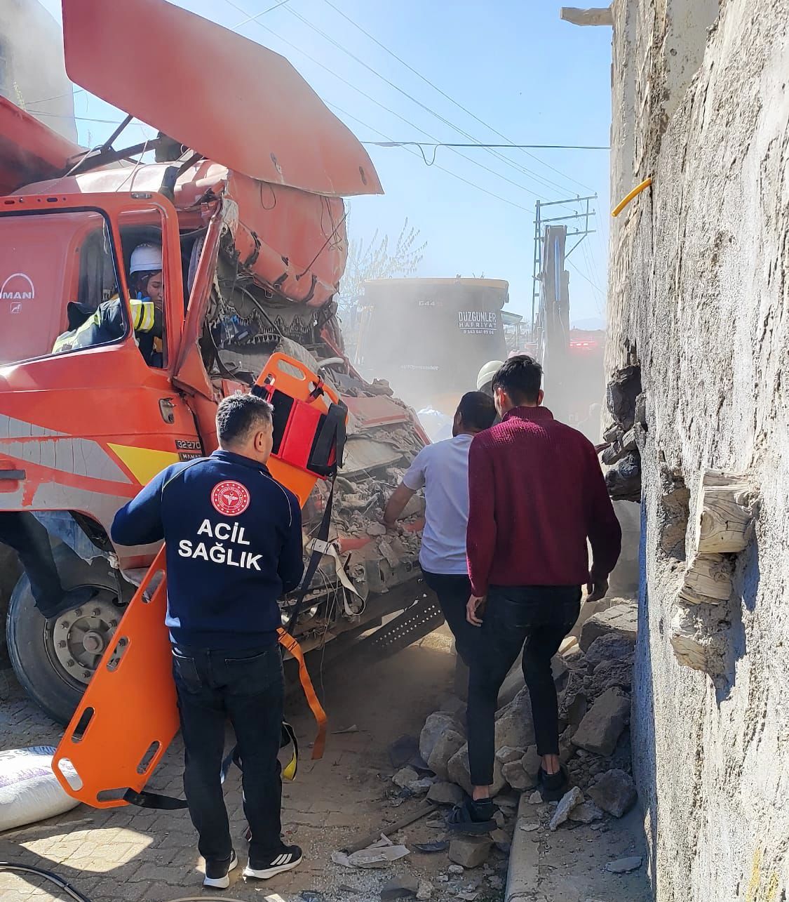 Ahırlı’da Feci Kaza: Kamyon Duvara Çarptı, Yaralı Sürücü İçin Hava Ambulansı Havalandı - Görsel 4