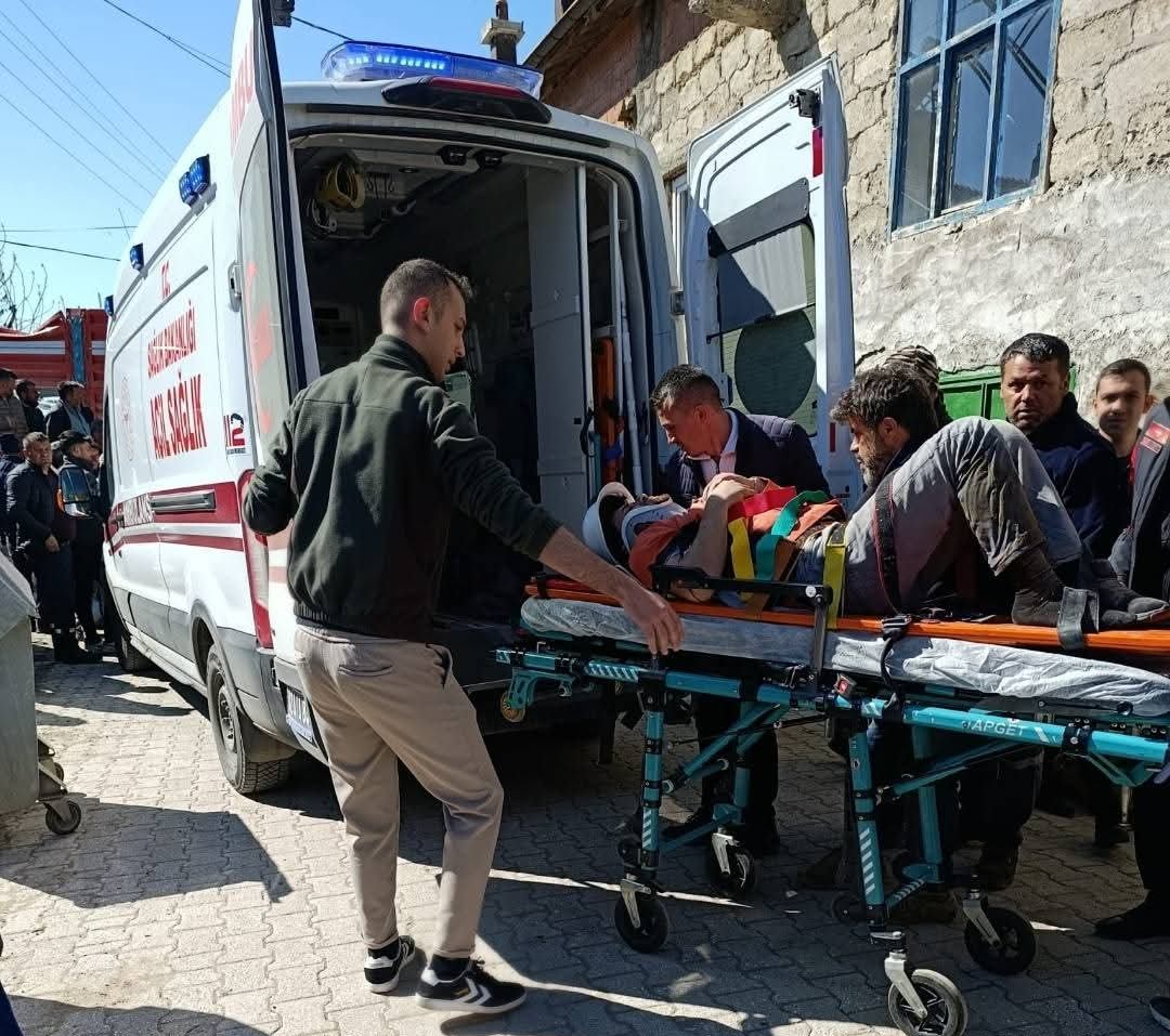 Ahırlı’da Feci Kaza: Kamyon Duvara Çarptı, Yaralı Sürücü İçin Hava Ambulansı Havalandı - Görsel 5